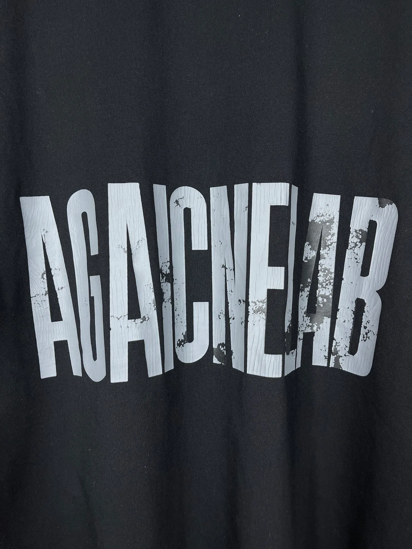🅿️180 real photos [Top version. Official website quality] BALENCI*GA/Paris. SS24 latest model, Paris anti-letter art destruction crack print short-sleeved T-shirt. Brick cabinet synchronization. Genuine product development at the first time, happy to print and compare! The fabric is made of Paris ZP custom-woven and dyed cotton double yarn. Weighing 260 grams, the cloth surface is clean. The cloth pattern is clear, soft and comfortable. The threads are dyed with no color difference. The printing uses environmentally friendly imported materials. The letters are clear and the effect is three-dimensional. The version adopts OS loose shoulder design. Same style for men and women. Code: BL223398 Color: black, white Size: XS S M L