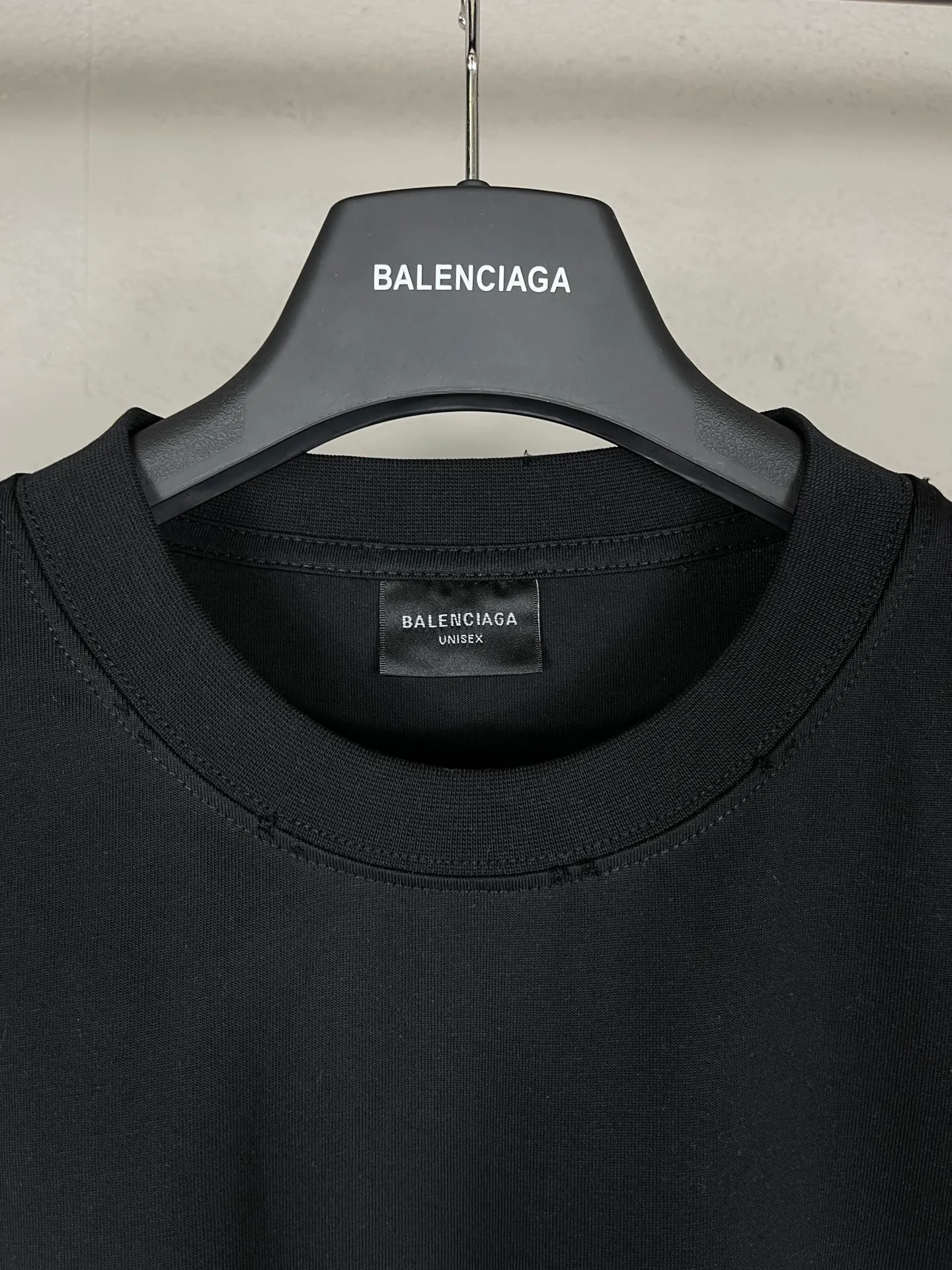 🅿️180 real photos [Top version. Official website quality] BALENCI*GA/Paris. SS24 latest model, Paris anti-letter art destruction crack print short-sleeved T-shirt. Brick cabinet synchronization. Genuine product development at the first time, happy to print and compare! The fabric is made of Paris ZP custom-woven and dyed cotton double yarn. Weighing 260 grams, the cloth surface is clean. The cloth pattern is clear, soft and comfortable. The threads are dyed with no color difference. The printing uses environmentally friendly imported materials. The letters are clear and the effect is three-dimensional. The version adopts OS loose shoulder design. Same style for men and women. Code: BL223398 Color: black, white Size: XS S M L