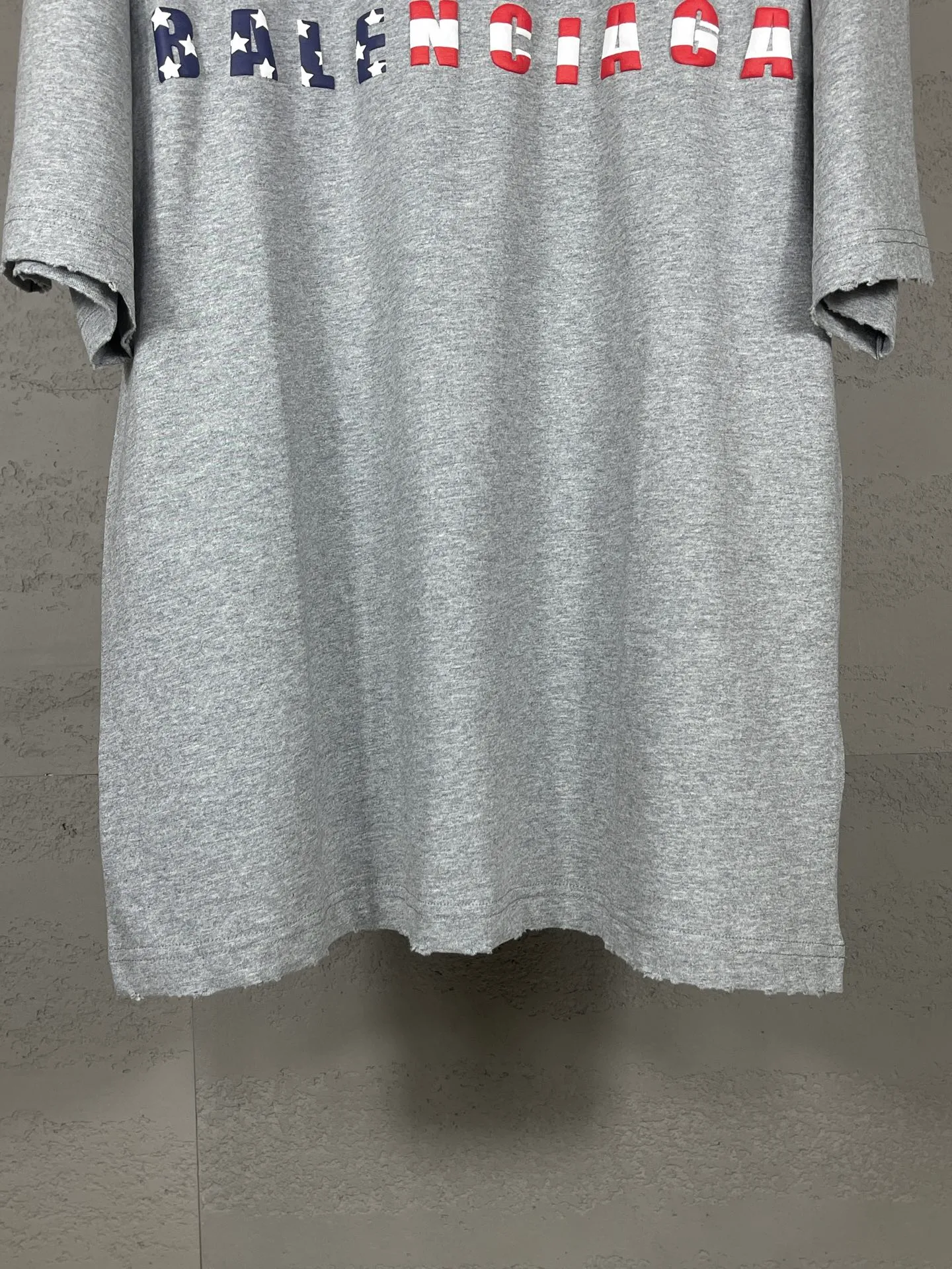 🅿️190 Detail Picture [Top version. Official website quality] BALENCI*GA/Paris. 25ss latest model. Paris English color LOGO foam printed washed and distressed short-sleeved T-shirt. Brick cabinet synchronization. The fabric is made of Paris ZP custom-woven and dyed 100% cotton double yarn compact cotton. The weight is 260 grams, the cloth surface is clean. The cloth pattern is clear, soft and comfortable, and the thread is dyed with no color difference. The classic pattern is foam printed using environmentally friendly imported materials, with clear letters and a strong three-dimensional feel. Restored brick cabinet. The garments were washed and aged, and polished by many hands. Produced by ultra-heavy craftsmanship, the market currency is very different, welcome to compare. The version adopts OS loose shoulder design. The same style for men and women. Code: BL253686 Color: black, floral gray Size: XS S M L