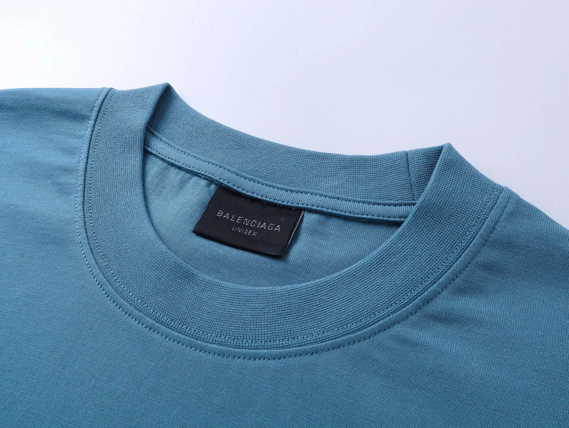 🅿️194 Real photos [Top version. Official website quality] BALENCI*GA/Paris BALENCI*GA# new style, 2025 new letter LOGO on the front and back, exquisite embroidery on the left and right cuffs of short-sleeved T-shirts. Brick cabinet synchronization. Welcome to compare. The fabric is made of Paris ZP custom-woven and dyed 100% cotton double-yarn compact cotton. The weight is 260 grams. The cloth surface is clean. The cloth pattern is clear. It is soft and comfortable. It has good color fastness and is not easy to change color. The threads are woven and dyed with no color difference. The embroidery is done using a Tajima embroidery machine, with clear patterns and three-dimensional letters. Comparisons welcome. Restore the brick cabinet. The version adopts the OS loose shoulder version. Same style for men and women. Code: BL253680 Color: black, fog blue Size: XS S M L