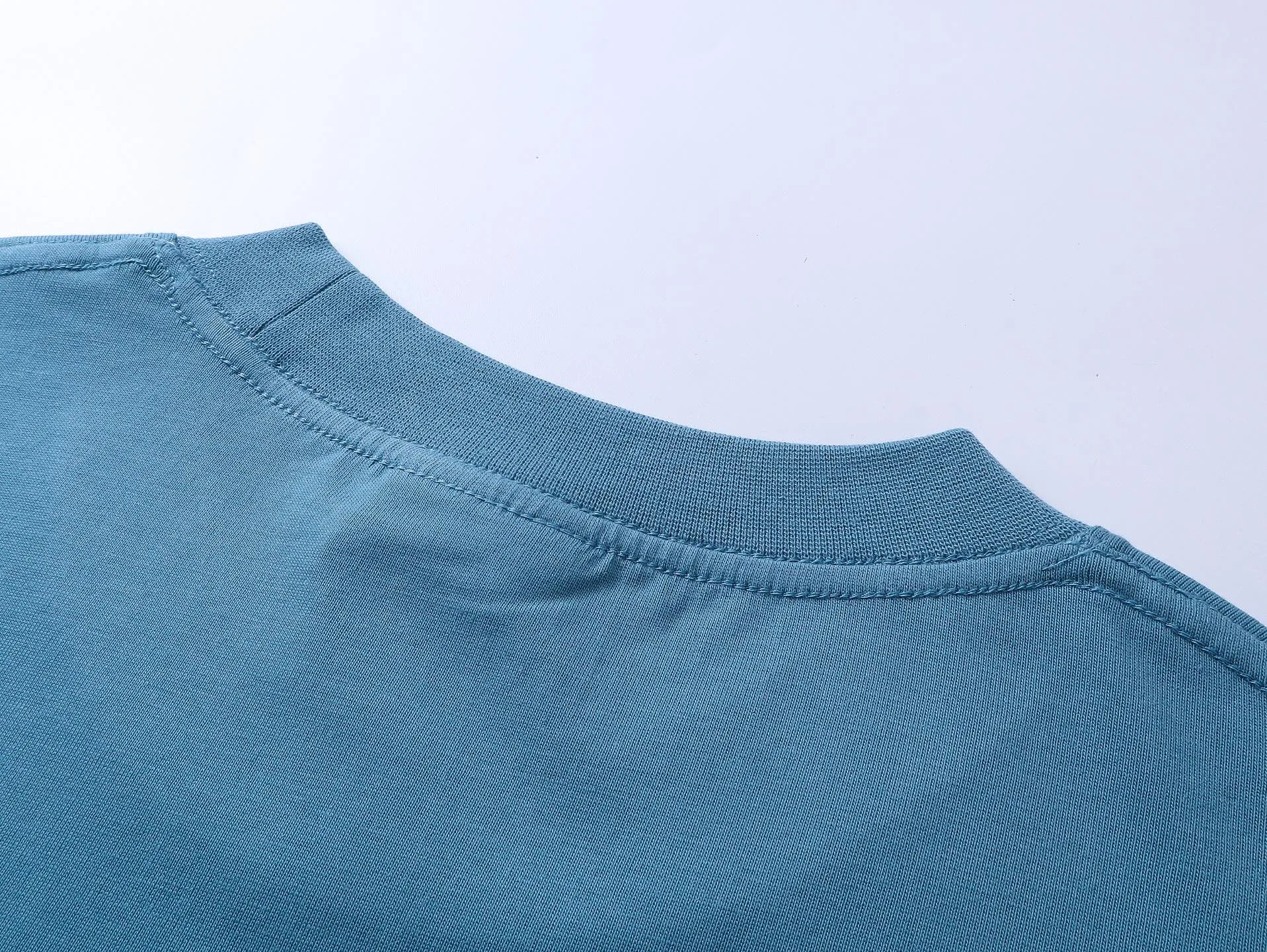 🅿️194 Real photos [Top version. Official website quality] BALENCI*GA/Paris BALENCI*GA# new style, 2025 new letter LOGO on the front and back, exquisite embroidery on the left and right cuffs of short-sleeved T-shirts. Brick cabinet synchronization. Welcome to compare. The fabric is made of Paris ZP custom-woven and dyed 100% cotton double-yarn compact cotton. The weight is 260 grams. The cloth surface is clean. The cloth pattern is clear. It is soft and comfortable. It has good color fastness and is not easy to change color. The threads are woven and dyed with no color difference. The embroidery is done using a Tajima embroidery machine, with clear patterns and three-dimensional letters. Comparisons welcome. Restore the brick cabinet. The version adopts the OS loose shoulder version. Same style for men and women. Code: BL253680 Color: black, fog blue Size: XS S M L