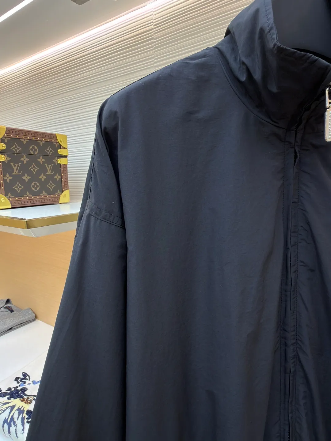 Balenciaga glue print jacket ●Original version: Purchased and developed for 20000 ●Item number: 1682403-B40 ●Fabric: woven nylon fabric ●Technology: glue printing production ●Color: black ●Version: fitted version ●Weight: about 480 grams ●Size: XS-S-M ●Description: This Balenciaga cotton blended jacket is made of 65% cotton and 35% polyester fiber blended fabric. It is first processed by a high-temperature pre-shrinking process to control the fabric shrinkage within 1% to avoid deformation after wearing and washing. The brand logo on the front of the body is made using glue printing technology. Before printing, the fabric is statically eliminated, and then the glue is tightly combined with the fabric through 150℃ high temperature printing. The pattern is clear, does not fall off and is friction-resistant. The jacket adopts a stand-up collar zipper design. The metal zipper has been treated with anti-oxidation plating and is smooth and easy to pull. The cuffs and hem are made of elastic ribbing. The rib weaving method is 1*1 double-needle technology, which is durable and not easy to loosen. The side seam pockets use invisible inlay technology with a stitch density of 8 stitches per centimeter. The shoulders are seamlessly taped. The overall craftsmanship takes into account the brand's iconic simple design and durability, and the details highlight the production standards of high-end clothing. The overall wiring is straight and delicate, the fabric is comfortable and soft, and the color is consistent without color difference. It can be matched with the same style to create a fashionable look and control various occasions. Customized accessories, complete with three standards, same style for men and women!