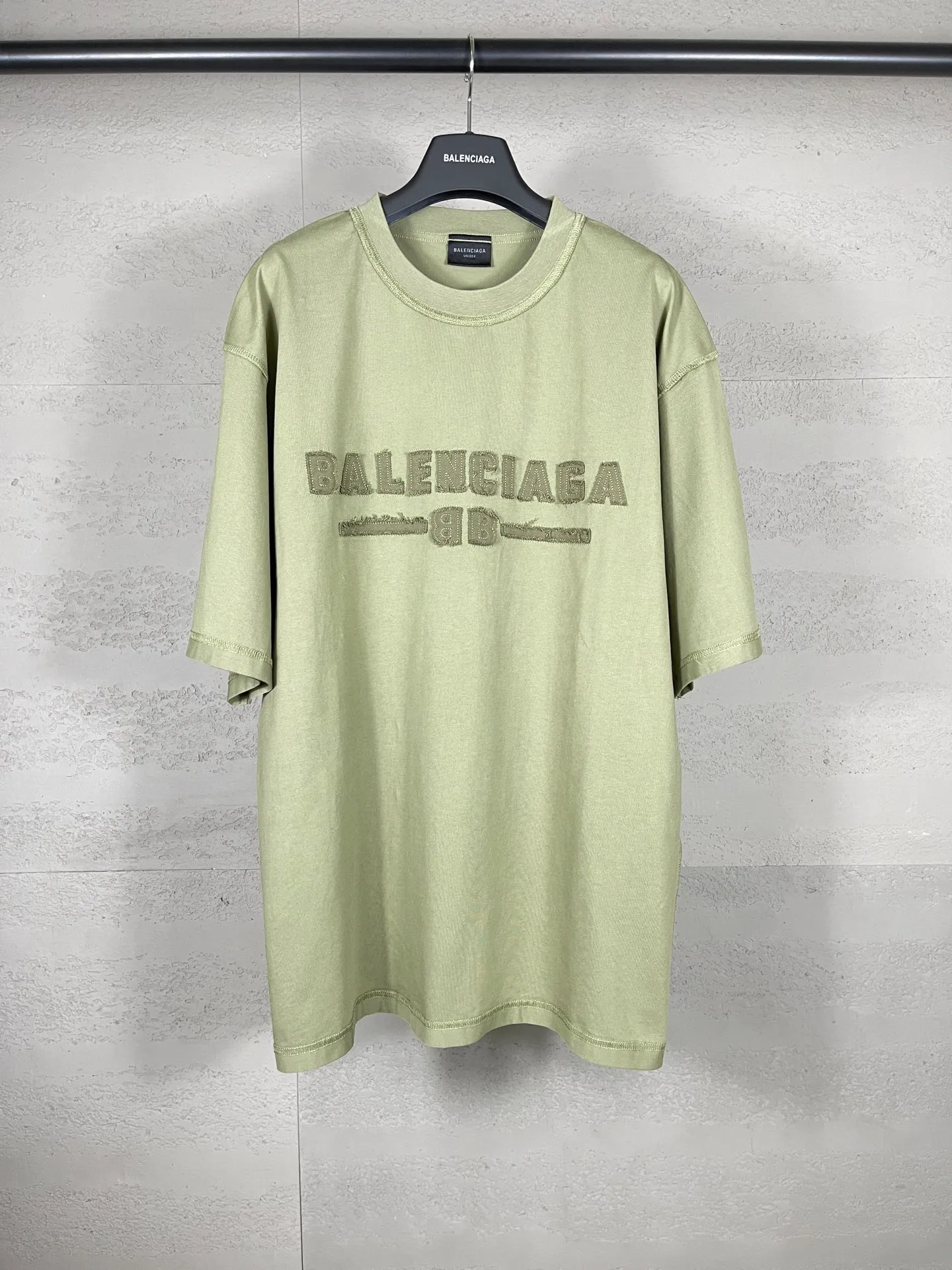 🅿️200 Actual pictures [Top version. Official website quality] BALENCI*GA/Paris #2025 new style washed short-sleeved T-shirt with letter LOGO chest patch embroidery, ready-to-wear stitching on the reverse side, ready-to-wear wash, full of design sense. Welcome to compare. The fabric is made of Paris ZP custom-woven and dyed cotton double yarn, weighing 260 grams, the cloth surface is clean. The cloth pattern is clear, soft and comfortable. The threads are dyed with no color difference. The classic letter LOGO is embroidered with imported Tajima embroidery machine. The effect is three-dimensional. Restore the brick cabinet, adopt OS loose shoulder style. Same style for men and women. Code: BL253639 Color: washed black, matte blue, green Size: XS S M L