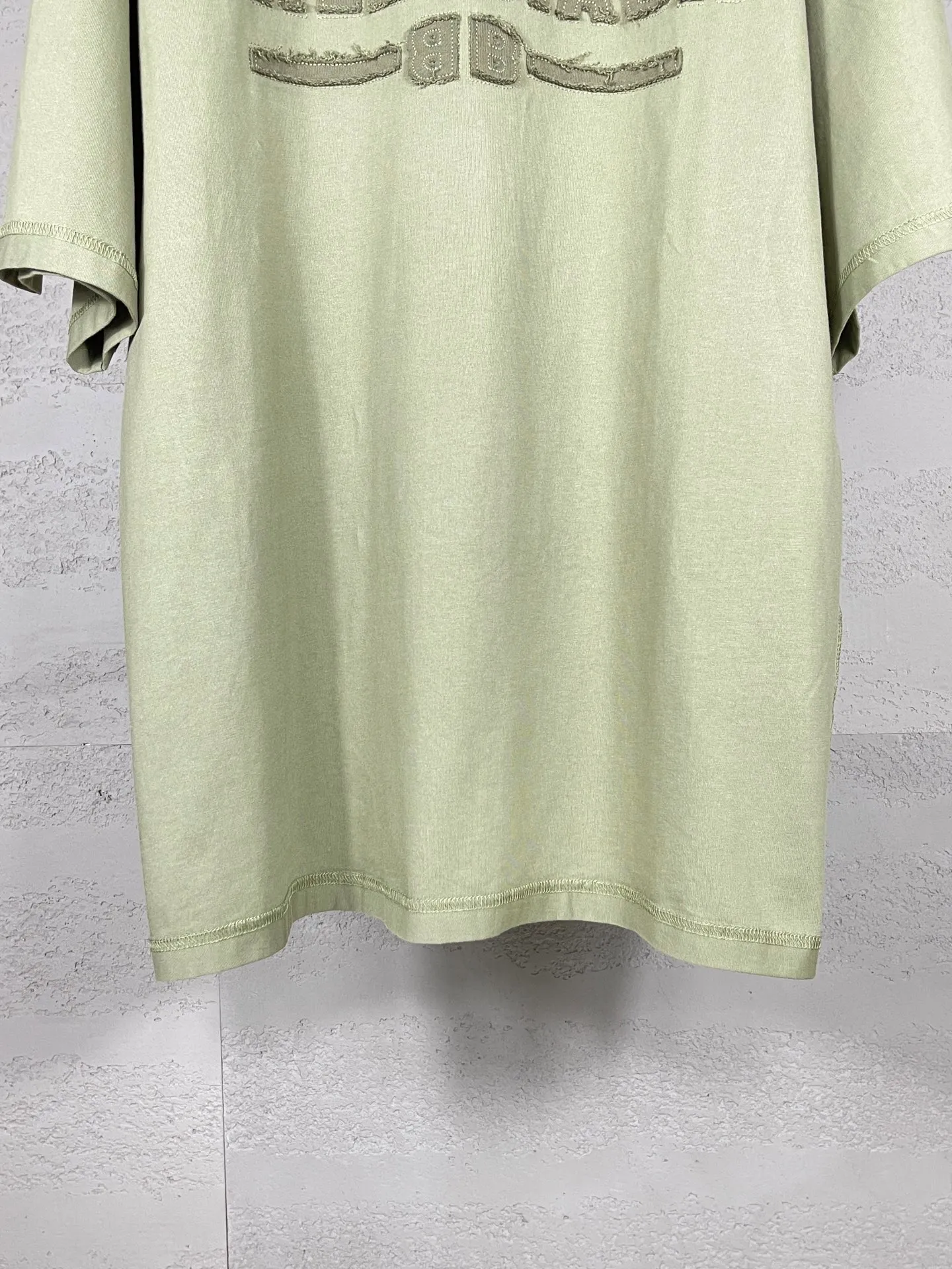 🅿️200 Actual pictures [Top version. Official website quality] BALENCI*GA/Paris #2025 new style washed short-sleeved T-shirt with letter LOGO chest patch embroidery, ready-to-wear stitching on the reverse side, ready-to-wear wash, full of design sense. Welcome to compare. The fabric is made of Paris ZP custom-woven and dyed cotton double yarn, weighing 260 grams, the cloth surface is clean. The cloth pattern is clear, soft and comfortable. The threads are dyed with no color difference. The classic letter LOGO is embroidered with imported Tajima embroidery machine. The effect is three-dimensional. Restore the brick cabinet, adopt OS loose shoulder style. Same style for men and women. Code: BL253639 Color: washed black, matte blue, green Size: XS S M L