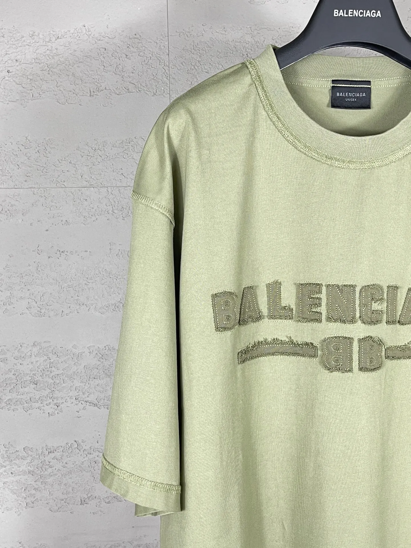 🅿️200 Actual pictures [Top version. Official website quality] BALENCI*GA/Paris #2025 new style washed short-sleeved T-shirt with letter LOGO chest patch embroidery, ready-to-wear stitching on the reverse side, ready-to-wear wash, full of design sense. Welcome to compare. The fabric is made of Paris ZP custom-woven and dyed cotton double yarn, weighing 260 grams, the cloth surface is clean. The cloth pattern is clear, soft and comfortable. The threads are dyed with no color difference. The classic letter LOGO is embroidered with imported Tajima embroidery machine. The effect is three-dimensional. Restore the brick cabinet, adopt OS loose shoulder style. Same style for men and women. Code: BL253639 Color: washed black, matte blue, green Size: XS S M L