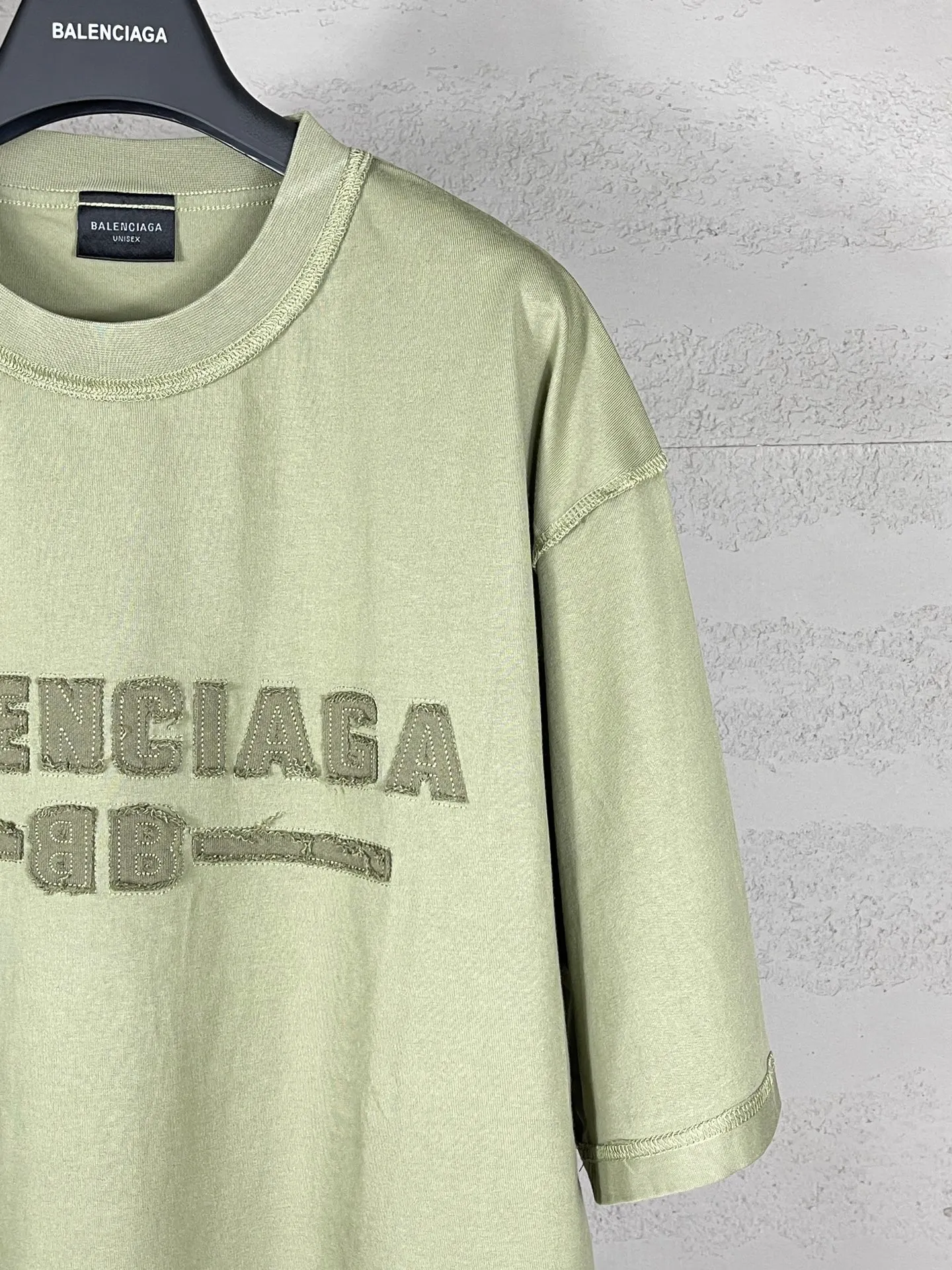 🅿️200 Actual pictures [Top version. Official website quality] BALENCI*GA/Paris #2025 new style washed short-sleeved T-shirt with letter LOGO chest patch embroidery, ready-to-wear stitching on the reverse side, ready-to-wear wash, full of design sense. Welcome to compare. The fabric is made of Paris ZP custom-woven and dyed cotton double yarn, weighing 260 grams, the cloth surface is clean. The cloth pattern is clear, soft and comfortable. The threads are dyed with no color difference. The classic letter LOGO is embroidered with imported Tajima embroidery machine. The effect is three-dimensional. Restore the brick cabinet, adopt OS loose shoulder style. Same style for men and women. Code: BL253639 Color: washed black, matte blue, green Size: XS S M L