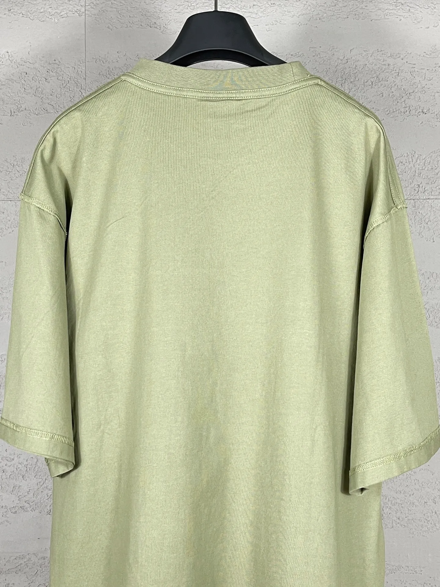 🅿️200 Actual pictures [Top version. Official website quality] BALENCI*GA/Paris #2025 new style washed short-sleeved T-shirt with letter LOGO chest patch embroidery, ready-to-wear stitching on the reverse side, ready-to-wear wash, full of design sense. Welcome to compare. The fabric is made of Paris ZP custom-woven and dyed cotton double yarn, weighing 260 grams, the cloth surface is clean. The cloth pattern is clear, soft and comfortable. The threads are dyed with no color difference. The classic letter LOGO is embroidered with imported Tajima embroidery machine. The effect is three-dimensional. Restore the brick cabinet, adopt OS loose shoulder style. Same style for men and women. Code: BL253639 Color: washed black, matte blue, green Size: XS S M L