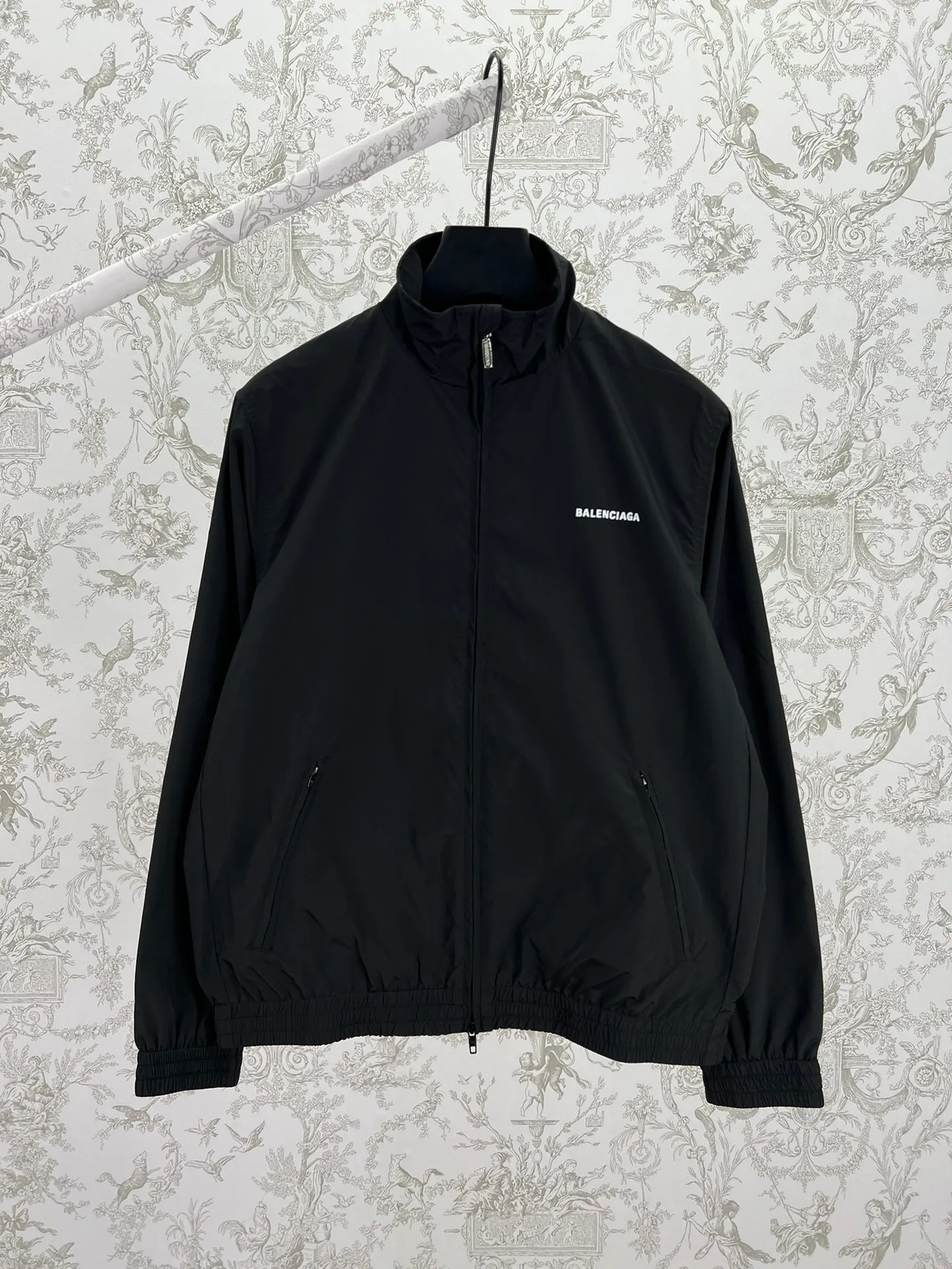 🅿️560 Paris 25ss new BALENCIAGA BACK zipper jacket with double-ended zipper closure, long sleeves with 2 zippers, diagonal pockets, gathered cuffs and waist, embroidered Balenciaga back artwork on the chest and back. Code number: 36.38.40.42.