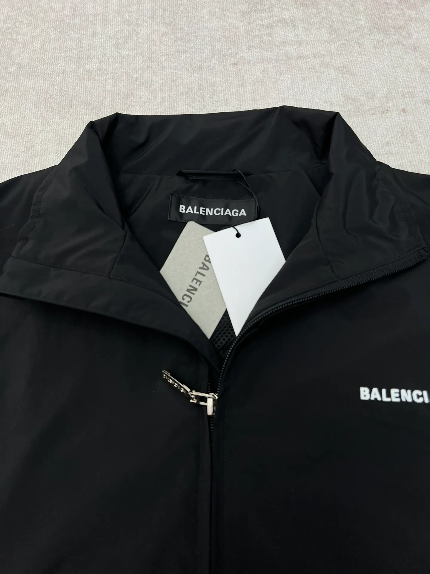 🅿️560 Paris 25ss new BALENCIAGA BACK zipper jacket with double-ended zipper closure, long sleeves with 2 zippers, diagonal pockets, gathered cuffs and waist, embroidered Balenciaga back artwork on the chest and back. Code number: 36.38.40.42.