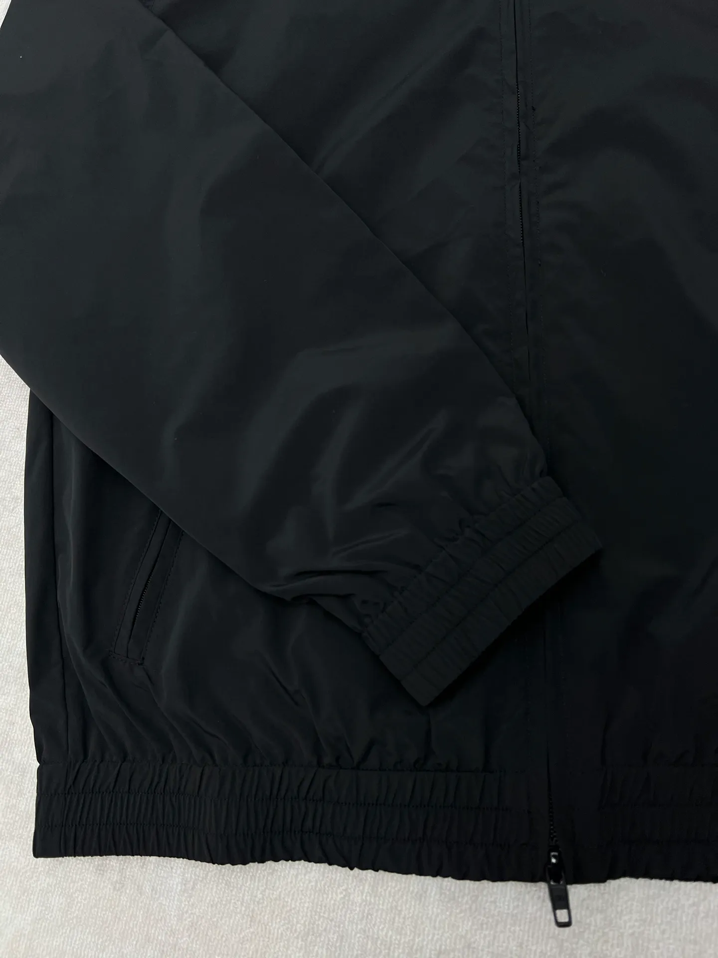 🅿️560 Paris 25ss new BALENCIAGA BACK zipper jacket with double-ended zipper closure, long sleeves with 2 zippers, diagonal pockets, gathered cuffs and waist, embroidered Balenciaga back artwork on the chest and back. Code number: 36.38.40.42.