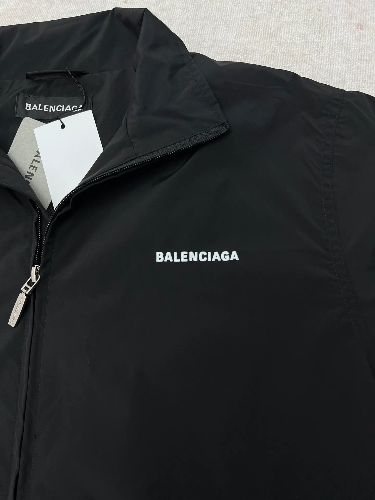 🅿️560 Paris 25ss new BALENCIAGA BACK zipper jacket with double-ended zipper closure, long sleeves with 2 zippers, diagonal pockets, gathered cuffs and waist, embroidered Balenciaga back artwork on the chest and back. Code number: 36.38.40.42.