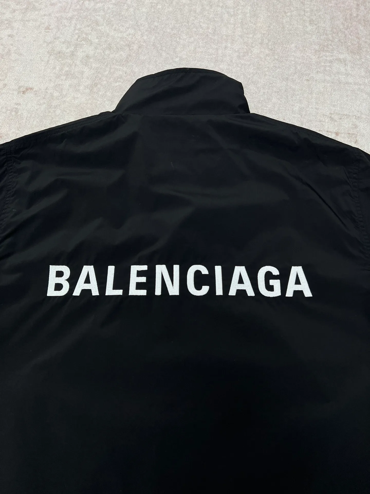 🅿️560 Paris 25ss new BALENCIAGA BACK zipper jacket with double-ended zipper closure, long sleeves with 2 zippers, diagonal pockets, gathered cuffs and waist, embroidered Balenciaga back artwork on the chest and back. Code number: 36.38.40.42.