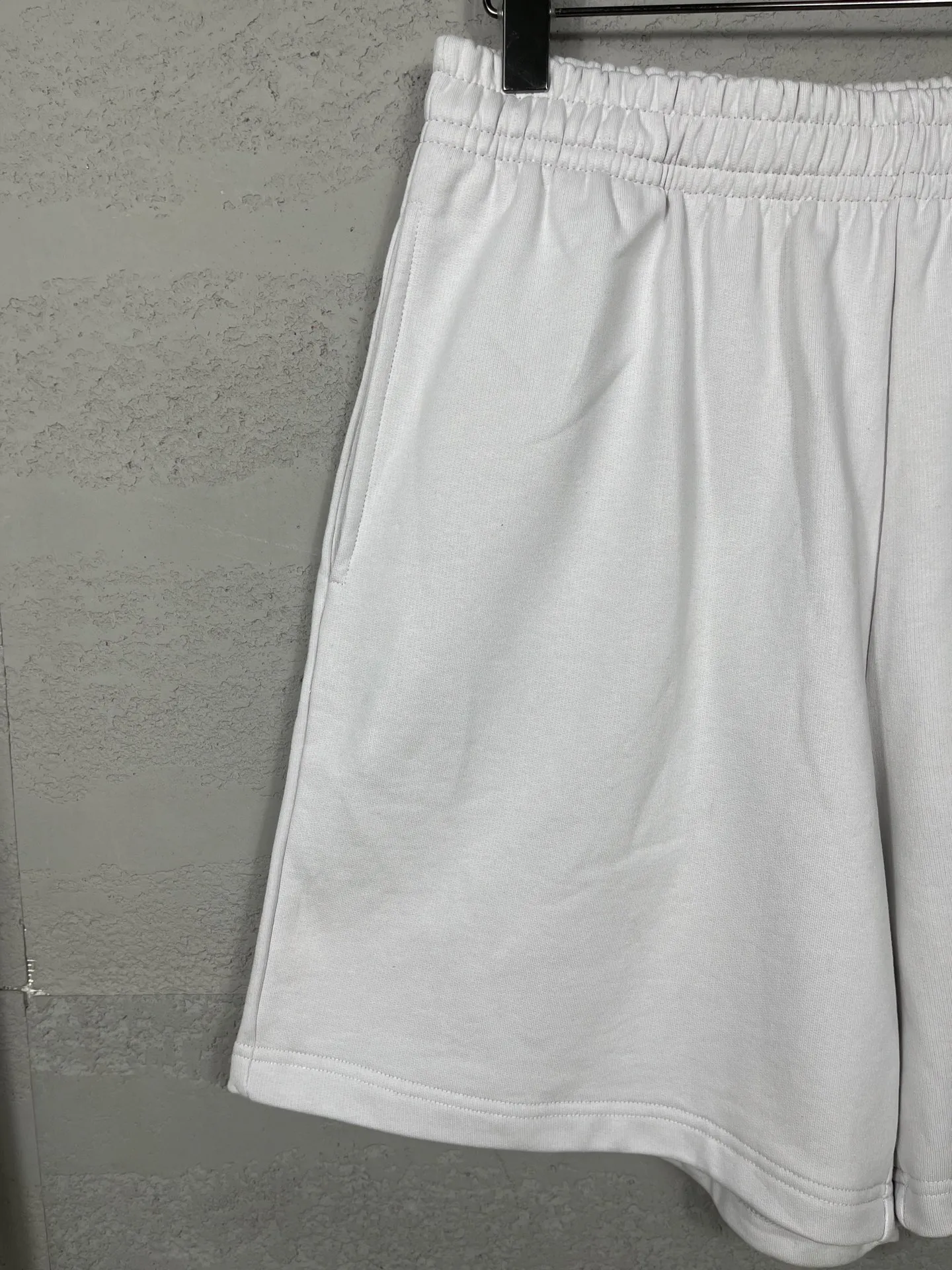 🅿️210 real photos [Top version. Official website quality] BALENCI*GA/Paris. New model. Double B classic LOGO embroidered shorts. Brick cabinet synchronization. Genuine product developed at the first time, please print and compare! The fabric is made of Paris ZP custom-woven and dyed 100% cotton terry sweatshirt. The weight is 460 grams. The cloth surface is clean. The cloth pattern is clear and the hand feels soft and comfortable. The embroidery uses an imported Tajima embroidery machine. The letters are clear and the effect is three-dimensional. The version adopts a loose version. Same style for men and women. Code: BL257016 Color: black, rice size: XS S M L