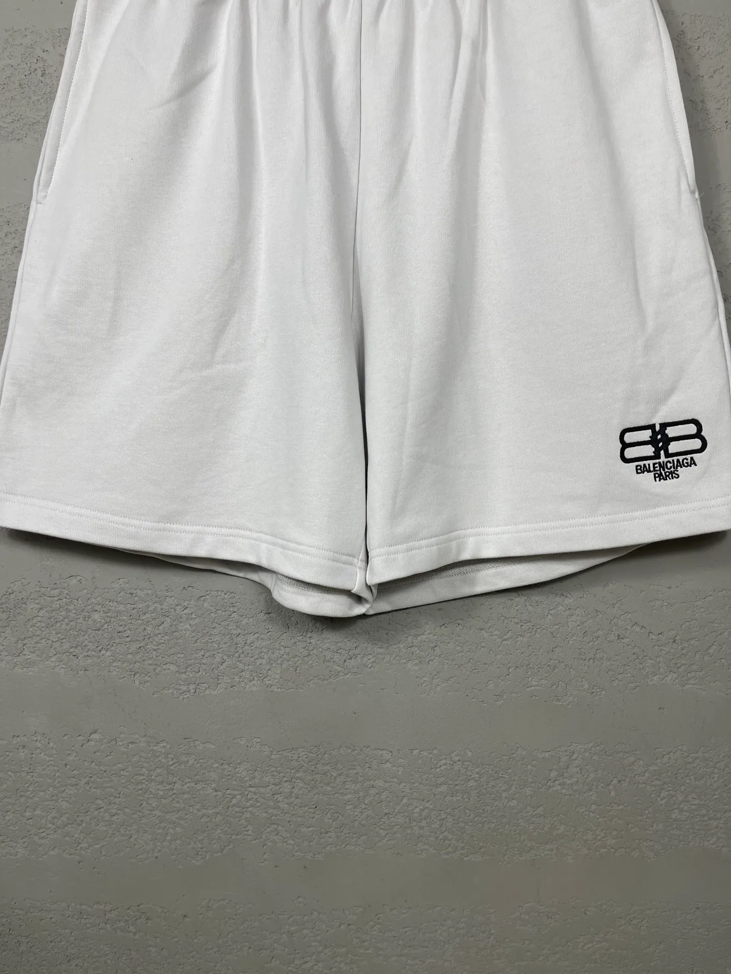 🅿️210 real photos [Top version. Official website quality] BALENCI*GA/Paris. New model. Double B classic LOGO embroidered shorts. Brick cabinet synchronization. Genuine product developed at the first time, please print and compare! The fabric is made of Paris ZP custom-woven and dyed 100% cotton terry sweatshirt. The weight is 460 grams. The cloth surface is clean. The cloth pattern is clear and the hand feels soft and comfortable. The embroidery uses an imported Tajima embroidery machine. The letters are clear and the effect is three-dimensional. The version adopts a loose version. Same style for men and women. Code: BL257016 Color: black, rice size: XS S M L