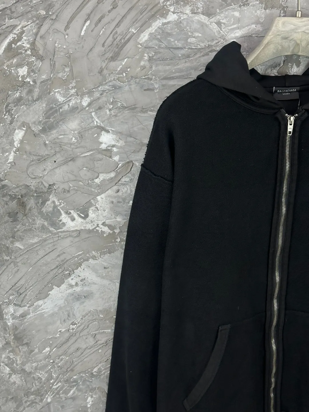 🅿️390 - BALENCI*GA Paris reverse embroidered washed distressed hooded zipper sweatshirt. The front and back embroidery is reverse embroidered with imported Tajima embroidery machine. The garment is stitched on the reverse. Ready-made garments are washed. Customized matching hardware. The letters are clear. The effect is three-dimensional. Exclusively pattern-woven and dyed 460g fabric. Threads are dyed in the same vat with zero color difference. Brick cabinet synchronization. Welcome to compare. Same style for men and women -Color: washed black -SIZE: Xs S M L style number 8993#