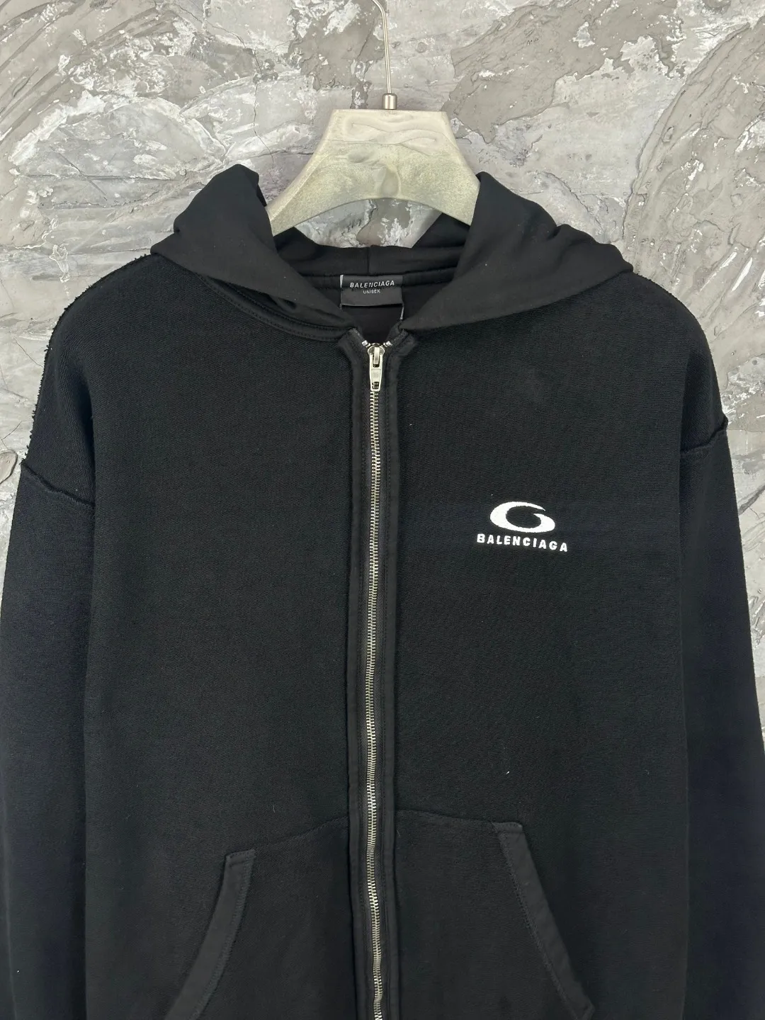 🅿️390 - BALENCI*GA Paris reverse embroidered washed distressed hooded zipper sweatshirt. The front and back embroidery is reverse embroidered with imported Tajima embroidery machine. The garment is stitched on the reverse. Ready-made garments are washed. Customized matching hardware. The letters are clear. The effect is three-dimensional. Exclusively pattern-woven and dyed 460g fabric. Threads are dyed in the same vat with zero color difference. Brick cabinet synchronization. Welcome to compare. Same style for men and women -Color: washed black -SIZE: Xs S M L style number 8993#