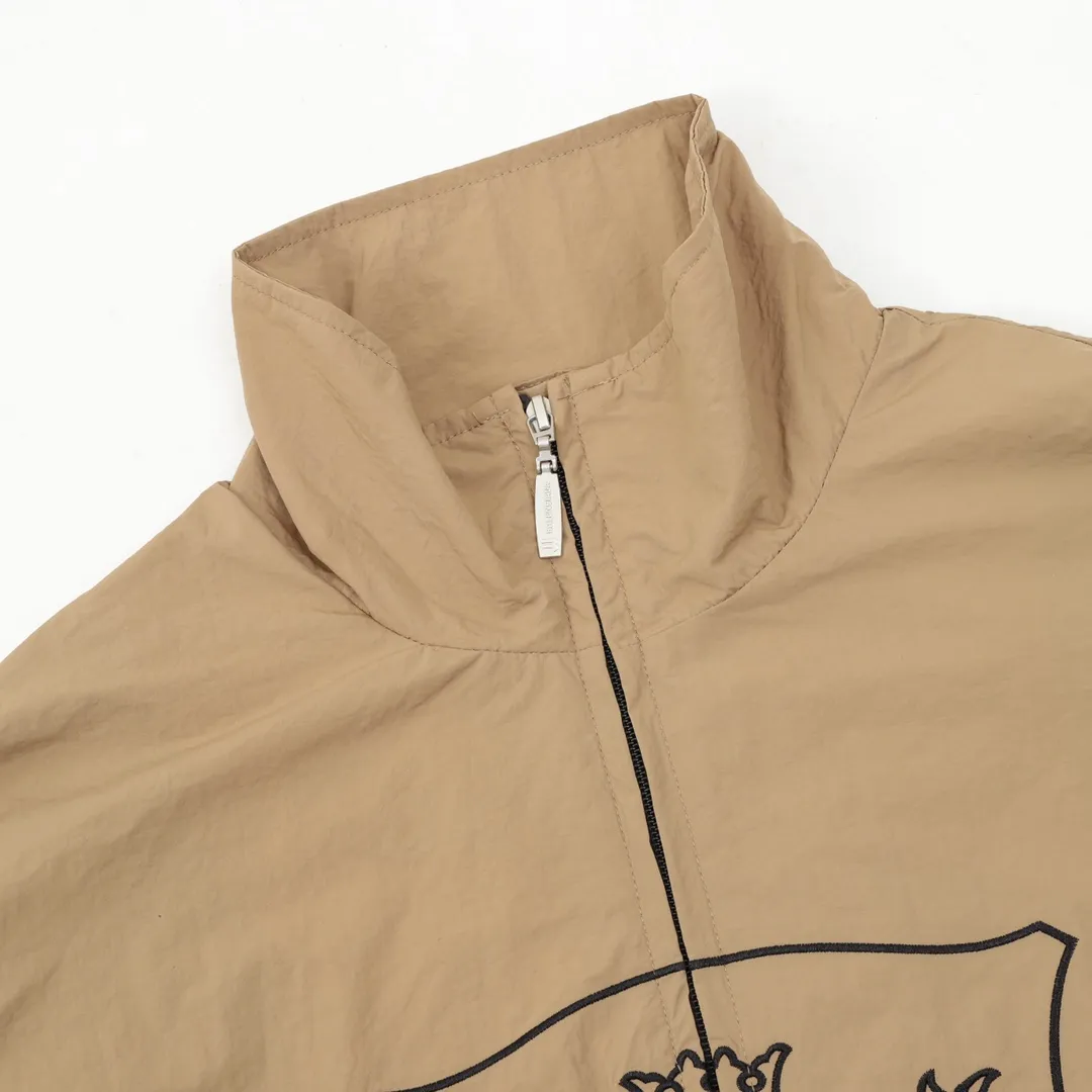 🅿️570 Balenciaga/Balenciaga letter embroidery zipper jacket Embroidery: straight lines, smooth curves; neat stitches, no jagged edges; embroidery surface is flat, silk threads are not skewed; stitch spacing is consistent, no bottom is exposed, no overlap; embroidery surface is smooth, without ink marks and other stains. Advanced imported embroidery machines are used to ensure the quality of each customer's logo embroidery. Fabric: Made of 26-count combed cotton + 10-count 100% cotton, with a weight of 140G. The fabric uses high-quality domestic Xinjiang cotton yarn. Xinjiang cotton is recognized as a superior material among domestic cotton. The fabric is woven using the internationally recognized Fukuhara knitting machine. The fabric has clear texture, good resilience, strong wrinkle resistance, good abrasion resistance and breathability. It is close to the skin, not easy to loosen and has a long-lasting wide effect. The fabric has good gloss, strength and wear resistance, small shrinkage and a good skeleton feel. The pure cotton cloth is produced by air flow liquid cylinder. The environmentally friendly dyeing meets the national first-class product requirements. It is not easy to fade and is not prone to creases and claw marks. It can be worn all year round: the sewing machine needle uses No. 9 round-head needles, which will not puncture or break the fibers of the fabric, and the thread density is 3CM/14 needles, which is tight, not loose, and not sparse; the sewing thread uses imported oil-proof treated thread, and there will be no oil stains; the car is an imported car with a silver sword and a knife, which does not eat or leave any cloth. It has a full sense of high brand quality! size：XS-L