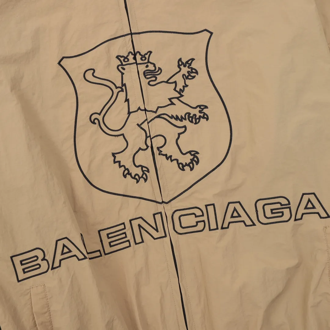 🅿️570 Balenciaga/Balenciaga letter embroidery zipper jacket Embroidery: straight lines, smooth curves; neat stitches, no jagged edges; embroidery surface is flat, silk threads are not skewed; stitch spacing is consistent, no bottom is exposed, no overlap; embroidery surface is smooth, without ink marks and other stains. Advanced imported embroidery machines are used to ensure the quality of each customer's logo embroidery. Fabric: Made of 26-count combed cotton + 10-count 100% cotton, with a weight of 140G. The fabric uses high-quality domestic Xinjiang cotton yarn. Xinjiang cotton is recognized as a superior material among domestic cotton. The fabric is woven using the internationally recognized Fukuhara knitting machine. The fabric has clear texture, good resilience, strong wrinkle resistance, good abrasion resistance and breathability. It is close to the skin, not easy to loosen and has a long-lasting wide effect. The fabric has good gloss, strength and wear resistance, small shrinkage and a good skeleton feel. The pure cotton cloth is produced by air flow liquid cylinder. The environmentally friendly dyeing meets the national first-class product requirements. It is not easy to fade and is not prone to creases and claw marks. It can be worn all year round: the sewing machine needle uses No. 9 round-head needles, which will not puncture or break the fibers of the fabric, and the thread density is 3CM/14 needles, which is tight, not loose, and not sparse; the sewing thread uses imported oil-proof treated thread, and there will be no oil stains; the car is an imported car with a silver sword and a knife, which does not eat or leave any cloth. It has a full sense of high brand quality! size：XS-L
