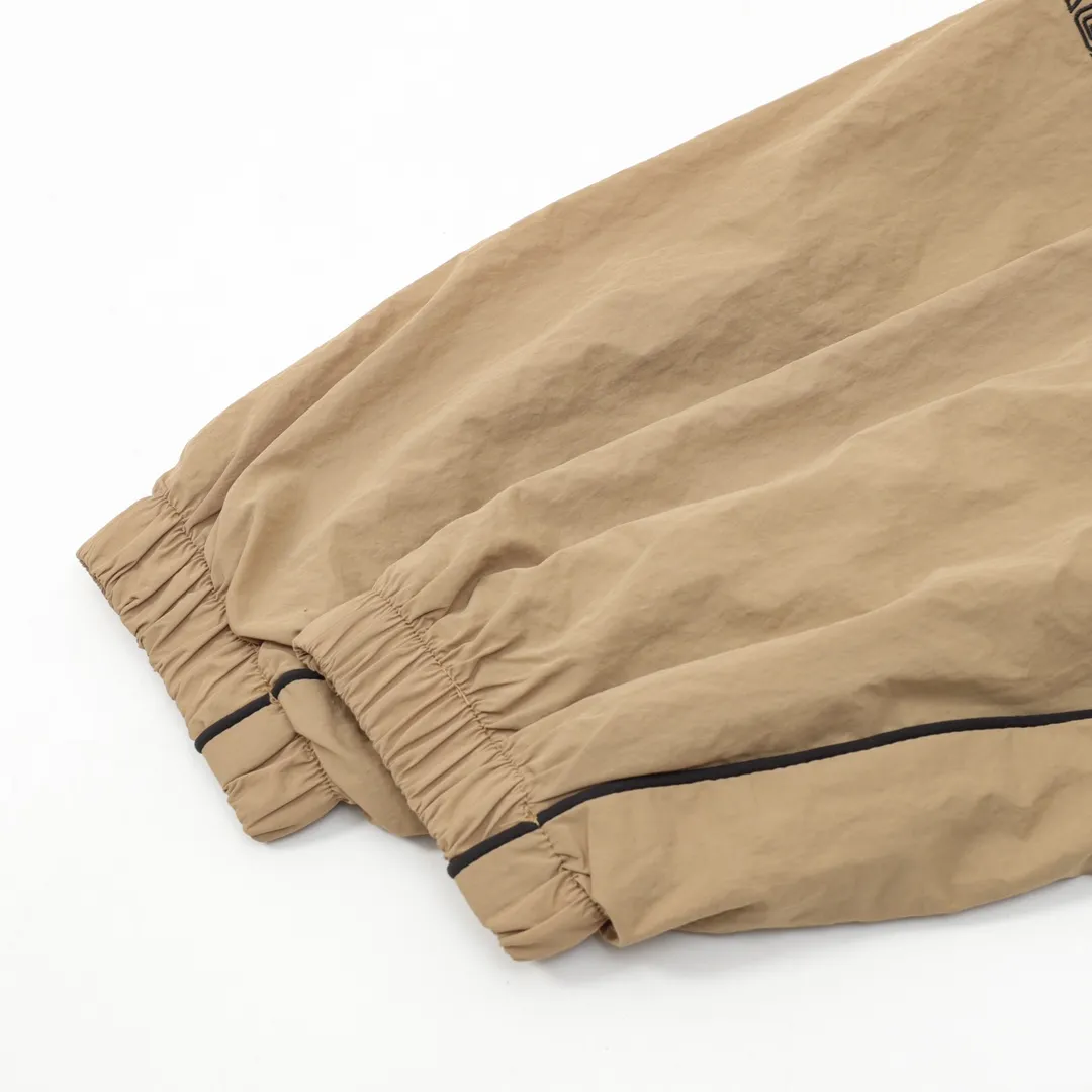 🅿️570 Balenciaga/Balenciaga letter embroidery zipper jacket Embroidery: straight lines, smooth curves; neat stitches, no jagged edges; embroidery surface is flat, silk threads are not skewed; stitch spacing is consistent, no bottom is exposed, no overlap; embroidery surface is smooth, without ink marks and other stains. Advanced imported embroidery machines are used to ensure the quality of each customer's logo embroidery. Fabric: Made of 26-count combed cotton + 10-count 100% cotton, with a weight of 140G. The fabric uses high-quality domestic Xinjiang cotton yarn. Xinjiang cotton is recognized as a superior material among domestic cotton. The fabric is woven using the internationally recognized Fukuhara knitting machine. The fabric has clear texture, good resilience, strong wrinkle resistance, good abrasion resistance and breathability. It is close to the skin, not easy to loosen and has a long-lasting wide effect. The fabric has good gloss, strength and wear resistance, small shrinkage and a good skeleton feel. The pure cotton cloth is produced by air flow liquid cylinder. The environmentally friendly dyeing meets the national first-class product requirements. It is not easy to fade and is not prone to creases and claw marks. It can be worn all year round: the sewing machine needle uses No. 9 round-head needles, which will not puncture or break the fibers of the fabric, and the thread density is 3CM/14 needles, which is tight, not loose, and not sparse; the sewing thread uses imported oil-proof treated thread, and there will be no oil stains; the car is an imported car with a silver sword and a knife, which does not eat or leave any cloth. It has a full sense of high brand quality! size：XS-L