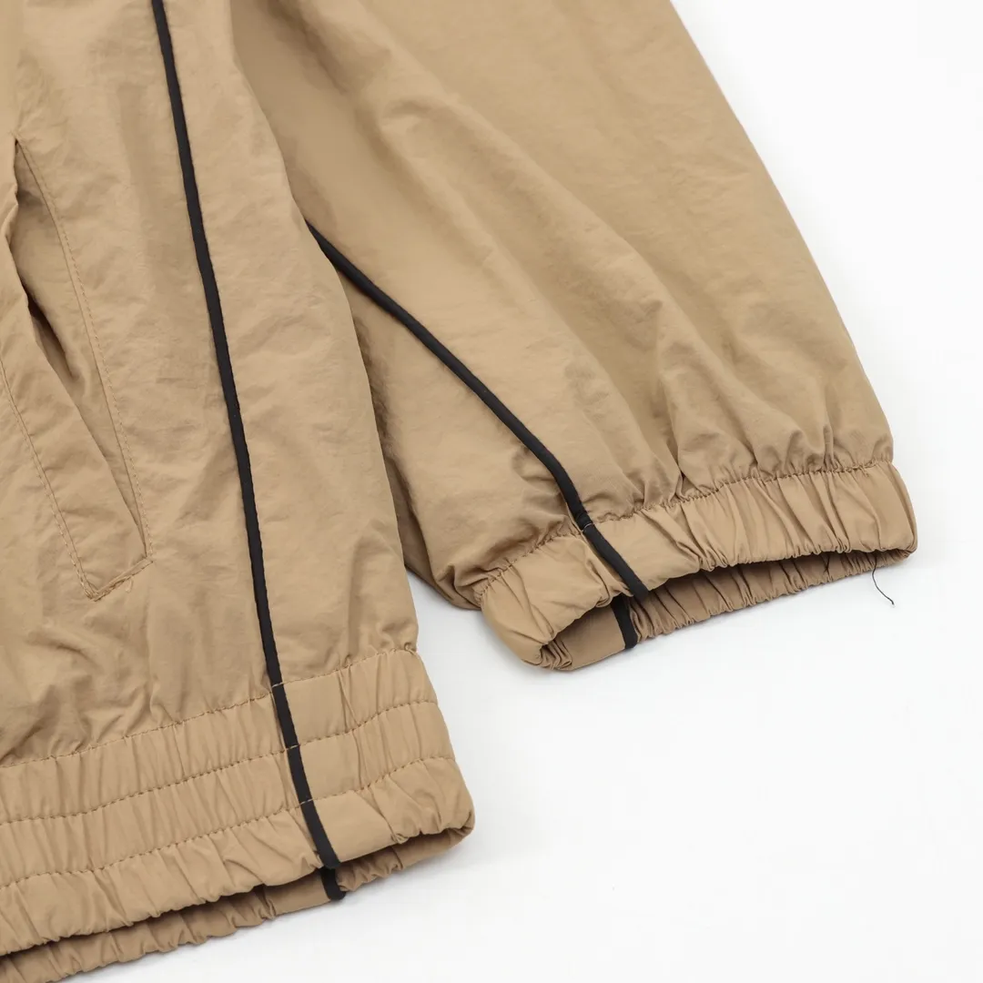 🅿️570 Balenciaga/Balenciaga letter embroidery zipper jacket Embroidery: straight lines, smooth curves; neat stitches, no jagged edges; embroidery surface is flat, silk threads are not skewed; stitch spacing is consistent, no bottom is exposed, no overlap; embroidery surface is smooth, without ink marks and other stains. Advanced imported embroidery machines are used to ensure the quality of each customer's logo embroidery. Fabric: Made of 26-count combed cotton + 10-count 100% cotton, with a weight of 140G. The fabric uses high-quality domestic Xinjiang cotton yarn. Xinjiang cotton is recognized as a superior material among domestic cotton. The fabric is woven using the internationally recognized Fukuhara knitting machine. The fabric has clear texture, good resilience, strong wrinkle resistance, good abrasion resistance and breathability. It is close to the skin, not easy to loosen and has a long-lasting wide effect. The fabric has good gloss, strength and wear resistance, small shrinkage and a good skeleton feel. The pure cotton cloth is produced by air flow liquid cylinder. The environmentally friendly dyeing meets the national first-class product requirements. It is not easy to fade and is not prone to creases and claw marks. It can be worn all year round: the sewing machine needle uses No. 9 round-head needles, which will not puncture or break the fibers of the fabric, and the thread density is 3CM/14 needles, which is tight, not loose, and not sparse; the sewing thread uses imported oil-proof treated thread, and there will be no oil stains; the car is an imported car with a silver sword and a knife, which does not eat or leave any cloth. It has a full sense of high brand quality! size：XS-L
