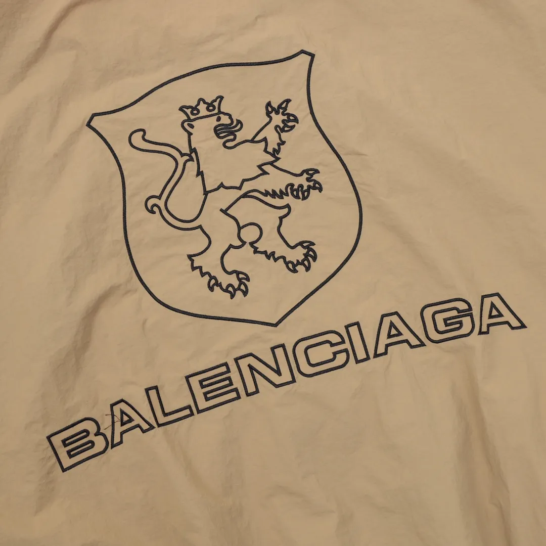 🅿️570 Balenciaga/Balenciaga letter embroidery zipper jacket Embroidery: straight lines, smooth curves; neat stitches, no jagged edges; embroidery surface is flat, silk threads are not skewed; stitch spacing is consistent, no bottom is exposed, no overlap; embroidery surface is smooth, without ink marks and other stains. Advanced imported embroidery machines are used to ensure the quality of each customer's logo embroidery. Fabric: Made of 26-count combed cotton + 10-count 100% cotton, with a weight of 140G. The fabric uses high-quality domestic Xinjiang cotton yarn. Xinjiang cotton is recognized as a superior material among domestic cotton. The fabric is woven using the internationally recognized Fukuhara knitting machine. The fabric has clear texture, good resilience, strong wrinkle resistance, good abrasion resistance and breathability. It is close to the skin, not easy to loosen and has a long-lasting wide effect. The fabric has good gloss, strength and wear resistance, small shrinkage and a good skeleton feel. The pure cotton cloth is produced by air flow liquid cylinder. The environmentally friendly dyeing meets the national first-class product requirements. It is not easy to fade and is not prone to creases and claw marks. It can be worn all year round: the sewing machine needle uses No. 9 round-head needles, which will not puncture or break the fibers of the fabric, and the thread density is 3CM/14 needles, which is tight, not loose, and not sparse; the sewing thread uses imported oil-proof treated thread, and there will be no oil stains; the car is an imported car with a silver sword and a knife, which does not eat or leave any cloth. It has a full sense of high brand quality! size：XS-L