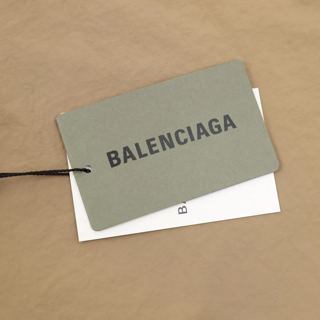 🅿️570 Balenciaga/Balenciaga letter embroidery zipper jacket Embroidery: straight lines, smooth curves; neat stitches, no jagged edges; embroidery surface is flat, silk threads are not skewed; stitch spacing is consistent, no bottom is exposed, no overlap; embroidery surface is smooth, without ink marks and other stains. Advanced imported embroidery machines are used to ensure the quality of each customer's logo embroidery. Fabric: Made of 26-count combed cotton + 10-count 100% cotton, with a weight of 140G. The fabric uses high-quality domestic Xinjiang cotton yarn. Xinjiang cotton is recognized as a superior material among domestic cotton. The fabric is woven using the internationally recognized Fukuhara knitting machine. The fabric has clear texture, good resilience, strong wrinkle resistance, good abrasion resistance and breathability. It is close to the skin, not easy to loosen and has a long-lasting wide effect. The fabric has good gloss, strength and wear resistance, small shrinkage and a good skeleton feel. The pure cotton cloth is produced by air flow liquid cylinder. The environmentally friendly dyeing meets the national first-class product requirements. It is not easy to fade and is not prone to creases and claw marks. It can be worn all year round: the sewing machine needle uses No. 9 round-head needles, which will not puncture or break the fibers of the fabric, and the thread density is 3CM/14 needles, which is tight, not loose, and not sparse; the sewing thread uses imported oil-proof treated thread, and there will be no oil stains; the car is an imported car with a silver sword and a knife, which does not eat or leave any cloth. It has a full sense of high brand quality! size：XS-L