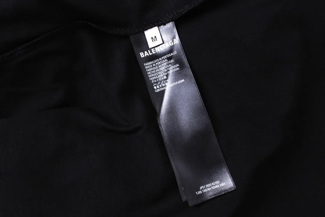 🅿️210 Detailed picture [Top version. Official website quality] BALENCI*GA/Paris co-branded Adidas front embroidered LOGO long-sleeved T-shirt# The fabric is made of Paris ZP custom-woven and dyed cotton double yarn. Weighing 260 grams, the cloth surface is clean. The cloth pattern is clear, soft and comfortable. The color fastness is good. It is not easy to change color. The threads are dyed with no color difference. The LOGO pattern letters are embroidered using imported embroidery machines, and the letters are three-dimensional and full. It is produced in Jubie market based on pictures, and comparisons are welcome. Restored brick cabinets. The version adopts OS loose shoulder design. Same style for men and women. Code: BL225028 Color: Black Size: XS S M L