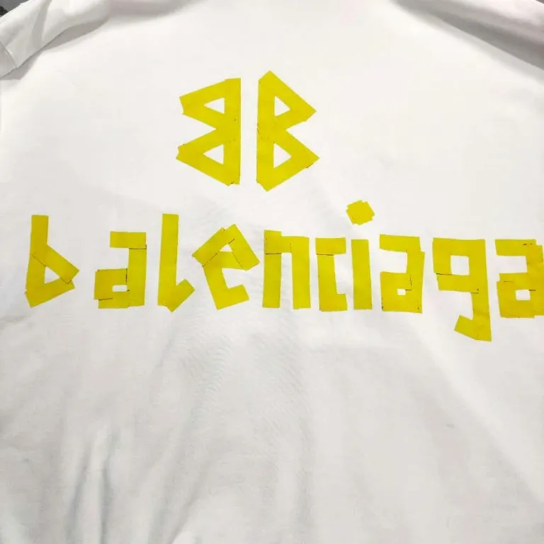 The top proven version of Balenciaga 23SS masking paper printed letters double-sided logo hooded loose hooded sweatshirt. This hoodie has a very interesting and cute design. The kangaroo pocket on the front of the large body is reverse-cut design. The double side pockets are hollow, which means that when viewed from the front, it actually deceives your vision. The real pockets are sewn on the reverse terry bottom. It is time-consuming and labor-intensive, but it is the core theme of the entire hoodie that cannot be ignored. The same detail is that the double side pockets are hemmed and stitched. And processed with holes; 480g heavy-weight pure cotton fabric with fine small terry bottom. After heavy mud dyeing and washing, the fabric still has a thick foundation and is comfortable and soft. The front and back double-sided textured paper transfer LOGO, and the front and back printing colors are different. The loose and large drop shoulder design is unisex. This style is also very suitable for girls to match. It is easy to create a lazy and casual street feel of the United States and France. Many holes are processed by hand grinding wheels on the body. Traces of muddying can be seen on the neckline, shoulder line, and side cuff splicing, but the visual effect transition is natural and soft without any sense of dirt. The old effect of the entire hoodie is excellent. The cuff threads are custom-woven in color; the packaging is washed and customized. The new gray silver letter main logo. The dropped shoulder model does not include shoulder width. The version is Kanye’s American style. Short and wide street casual version. From short sleeves to sweaters, this style is definitely not to be missed. Color: mud-dyed custom-woven navy Size: XS-S-M (Can be worn by both men and women, OS is loose and dropped on the shoulders) P:510