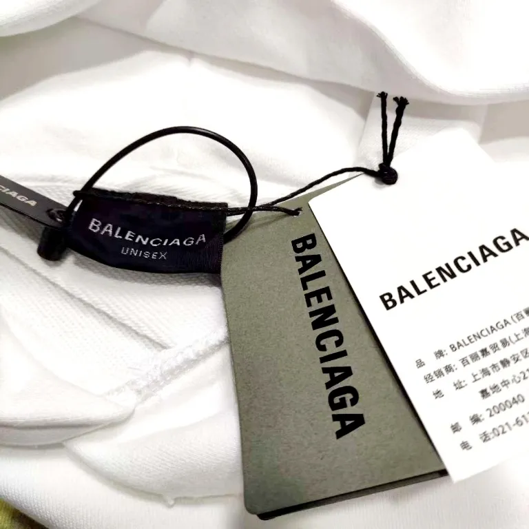 The top proven version of Balenciaga 23SS masking paper printed letters double-sided logo hooded loose hooded sweatshirt. This hoodie has a very interesting and cute design. The kangaroo pocket on the front of the large body is reverse-cut design. The double side pockets are hollow, which means that when viewed from the front, it actually deceives your vision. The real pockets are sewn on the reverse terry bottom. It is time-consuming and labor-intensive, but it is the core theme of the entire hoodie that cannot be ignored. The same detail is that the double side pockets are hemmed and stitched. And processed with holes; 480g heavy-weight pure cotton fabric with fine small terry bottom. After heavy mud dyeing and washing, the fabric still has a thick foundation and is comfortable and soft. The front and back double-sided textured paper transfer LOGO, and the front and back printing colors are different. The loose and large drop shoulder design is unisex. This style is also very suitable for girls to match. It is easy to create a lazy and casual street feel of the United States and France. Many holes are processed by hand grinding wheels on the body. Traces of muddying can be seen on the neckline, shoulder line, and side cuff splicing, but the visual effect transition is natural and soft without any sense of dirt. The old effect of the entire hoodie is excellent. The cuff threads are custom-woven in color; the packaging is washed and customized. The new gray silver letter main logo. The dropped shoulder model does not include shoulder width. The version is Kanye’s American style. Short and wide street casual version. From short sleeves to sweaters, this style is definitely not to be missed. Color: mud-dyed custom-woven navy Size: XS-S-M (Can be worn by both men and women, OS is loose and dropped on the shoulders) P:510