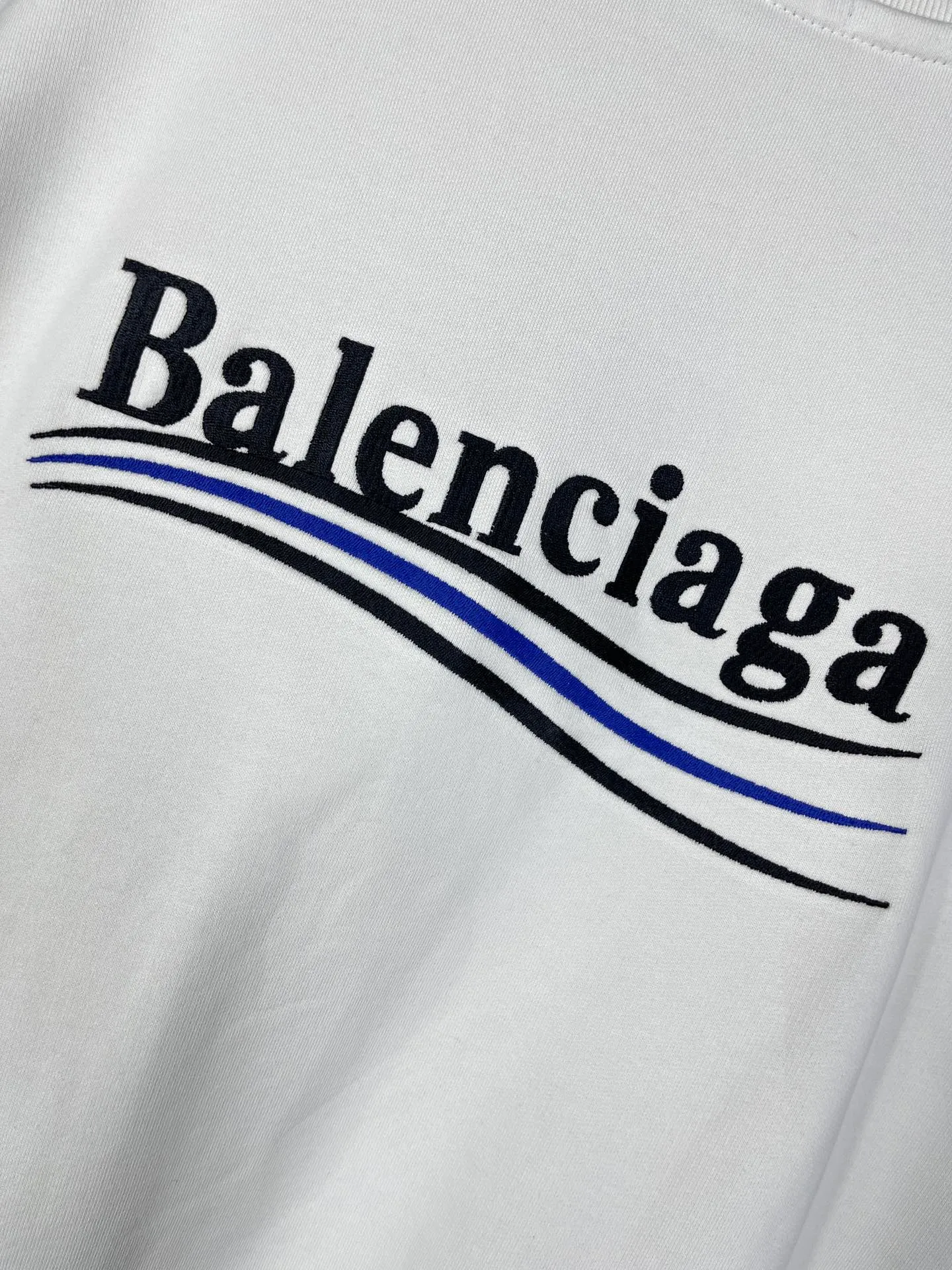 🅿️240 real photos [Top version. Official website quality] BALENCI*GA/Paris #classic style. Coke embroidered round neck sweatshirt. The fabric is made of Paris ZP custom-woven and dyed cotton sweatshirt. The weight is 450 grams. The cloth surface is clean. The cloth pattern is clear, soft and comfortable. The threads are dyed with no color difference. The classic pattern embroidery uses an imported embroidery machine, and the embroidery thread color is embroidered according to the original color. It is produced according to the pictures in the Jubie market. The letters are clear. The three-dimensional effect is strong. The version adopts the OS loose shoulder version. The same style for men and women. Coding: BL235565 Color: black, white, dark gray, blue, off-white Size: XS S M L