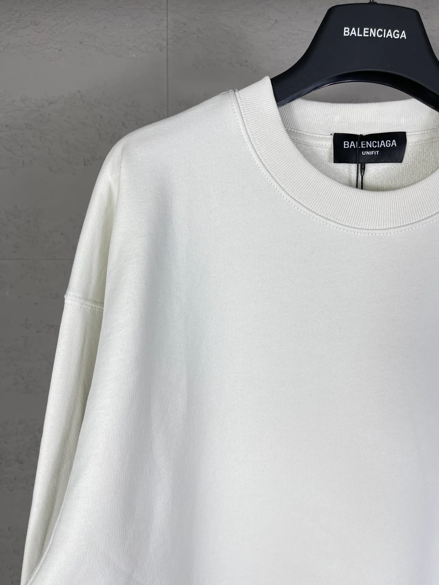 🅿️240 real photos [Top version. Official website quality] BALENCI*GA/Paris #classic style. Coke embroidered round neck sweatshirt. The fabric is made of Paris ZP custom-woven and dyed cotton sweatshirt. The weight is 450 grams. The cloth surface is clean. The cloth pattern is clear, soft and comfortable. The threads are dyed with no color difference. The classic pattern embroidery uses an imported embroidery machine, and the embroidery thread color is embroidered according to the original color. It is produced according to the pictures in the Jubie market. The letters are clear. The three-dimensional effect is strong. The version adopts the OS loose shoulder version. The same style for men and women. Coding: BL235565 Color: black, white, dark gray, blue, off-white Size: XS S M L