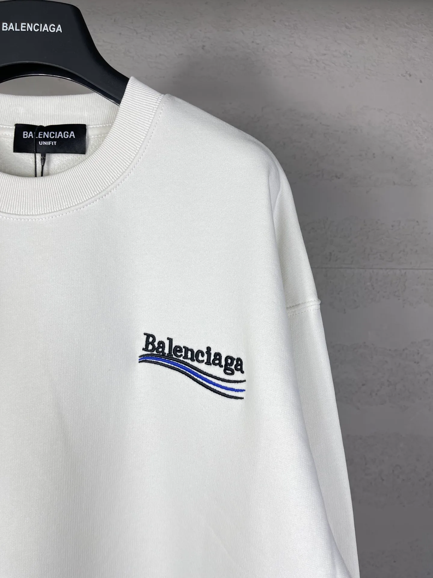 🅿️240 real photos [Top version. Official website quality] BALENCI*GA/Paris #classic style. Coke embroidered round neck sweatshirt. The fabric is made of Paris ZP custom-woven and dyed cotton sweatshirt. The weight is 450 grams. The cloth surface is clean. The cloth pattern is clear, soft and comfortable. The threads are dyed with no color difference. The classic pattern embroidery uses an imported embroidery machine, and the embroidery thread color is embroidered according to the original color. It is produced according to the pictures in the Jubie market. The letters are clear. The three-dimensional effect is strong. The version adopts the OS loose shoulder version. The same style for men and women. Coding: BL235565 Color: black, white, dark gray, blue, off-white Size: XS S M L