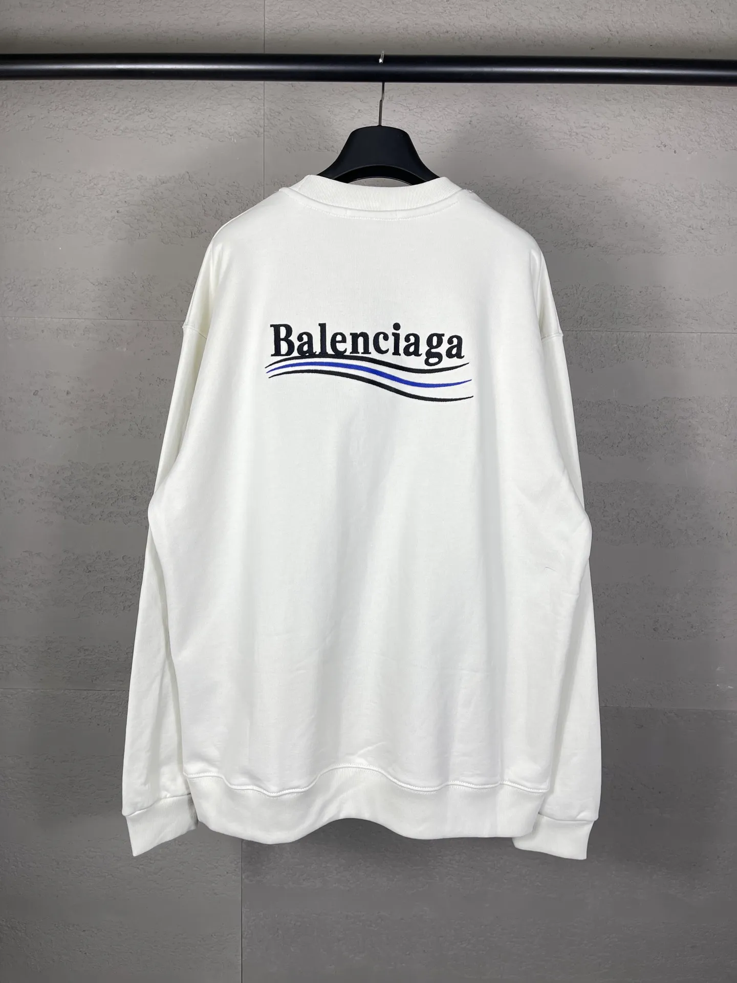 🅿️240 real photos [Top version. Official website quality] BALENCI*GA/Paris #classic style. Coke embroidered round neck sweatshirt. The fabric is made of Paris ZP custom-woven and dyed cotton sweatshirt. The weight is 450 grams. The cloth surface is clean. The cloth pattern is clear, soft and comfortable. The threads are dyed with no color difference. The classic pattern embroidery uses an imported embroidery machine, and the embroidery thread color is embroidered according to the original color. It is produced according to the pictures in the Jubie market. The letters are clear. The three-dimensional effect is strong. The version adopts the OS loose shoulder version. The same style for men and women. Coding: BL235565 Color: black, white, dark gray, blue, off-white Size: XS S M L