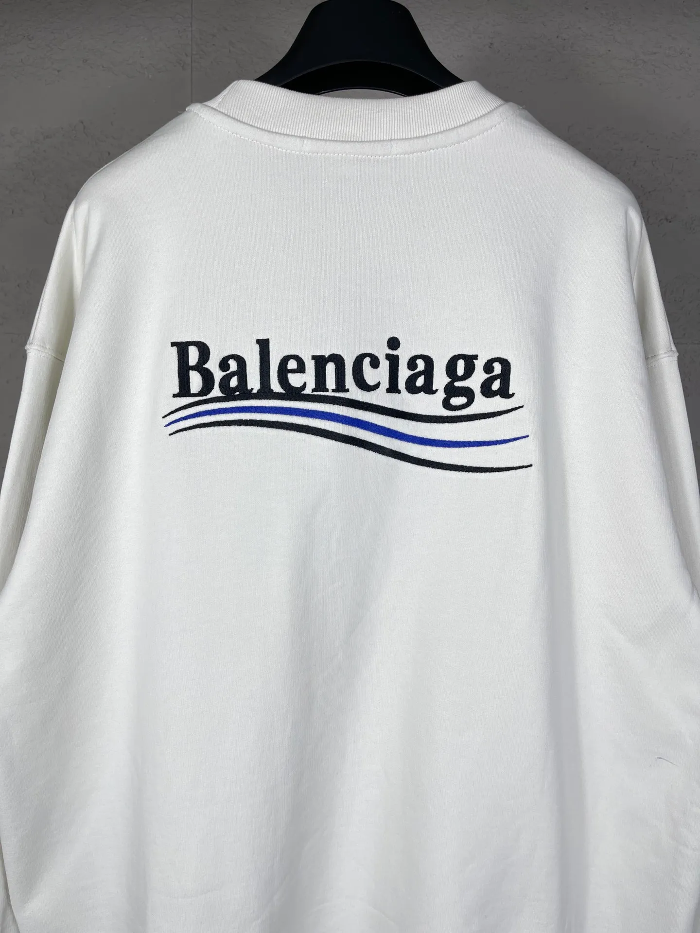 🅿️240 real photos [Top version. Official website quality] BALENCI*GA/Paris #classic style. Coke embroidered round neck sweatshirt. The fabric is made of Paris ZP custom-woven and dyed cotton sweatshirt. The weight is 450 grams. The cloth surface is clean. The cloth pattern is clear, soft and comfortable. The threads are dyed with no color difference. The classic pattern embroidery uses an imported embroidery machine, and the embroidery thread color is embroidered according to the original color. It is produced according to the pictures in the Jubie market. The letters are clear. The three-dimensional effect is strong. The version adopts the OS loose shoulder version. The same style for men and women. Coding: BL235565 Color: black, white, dark gray, blue, off-white Size: XS S M L