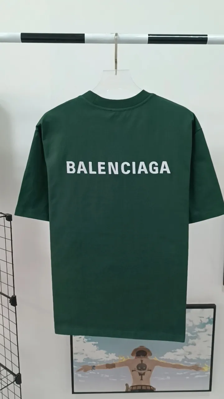 Real shot video on the back————The top tested version of BALENCIAGA with large LOGO basic letters on the back, pure cotton, loose, same style, high-end short-sleeved T-shirt for male and female couples. The god of simplicity in Paris, a volume sought after by many stars. Lisa’s favorite basic short-sleeved Paris style, which has a very high appearance rate. Wear alone, paired with jeans, shorts, and sweatpants, it's a versatile style. Xiaohongshu, a hot item on INS, a must-have for Paris fans. The logo slogan on the back is made of Tajima embroidery technology. Please pay attention to the importance of the version. Don't make a pattern based on the pictures. If you don't have the original version, you won't be able to make it look one to one like the original version. At most, you can just make a look. It's just a piece of clothing without a soul. The fabric is made of 24S 260g double yarn pure cotton fabric. The threads and fabric are custom woven and dyed in the same style, without color difference.  A complete set of customized tags, collar tags, washed, plastic bags, and most importantly, a complete set of bags, tag codes, and codes are all authentic.  Color: White Black Royal Blue Apricot Floral Gray Pink Beige Chinese Red Deep Sea Blue Purple Size: XS-L P:250