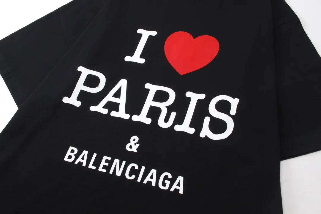 🅿️180 real photos [Top version. Official website quality] BALENCI*GA/Paris.SS24 latest model, front I Love Paris& Balenciaxx art printed short-sleeved T-shirt. Brick cabinet synchronization. Genuine product developed in the first time, happy to print and compare! The fabric is made of Paris ZP custom-woven and dyed cotton double yarn. Weighing 260 grams, the cloth surface is clean. The cloth pattern is clear, soft and comfortable. The threads are dyed with no color difference. The printing uses environmentally friendly imported materials. The letters are clear and the effect is three-dimensional. The version adopts OS loose shoulder design. Same style for men and women. Code: BL223395 Color: off-white, black, floral gray Size: XS S M L