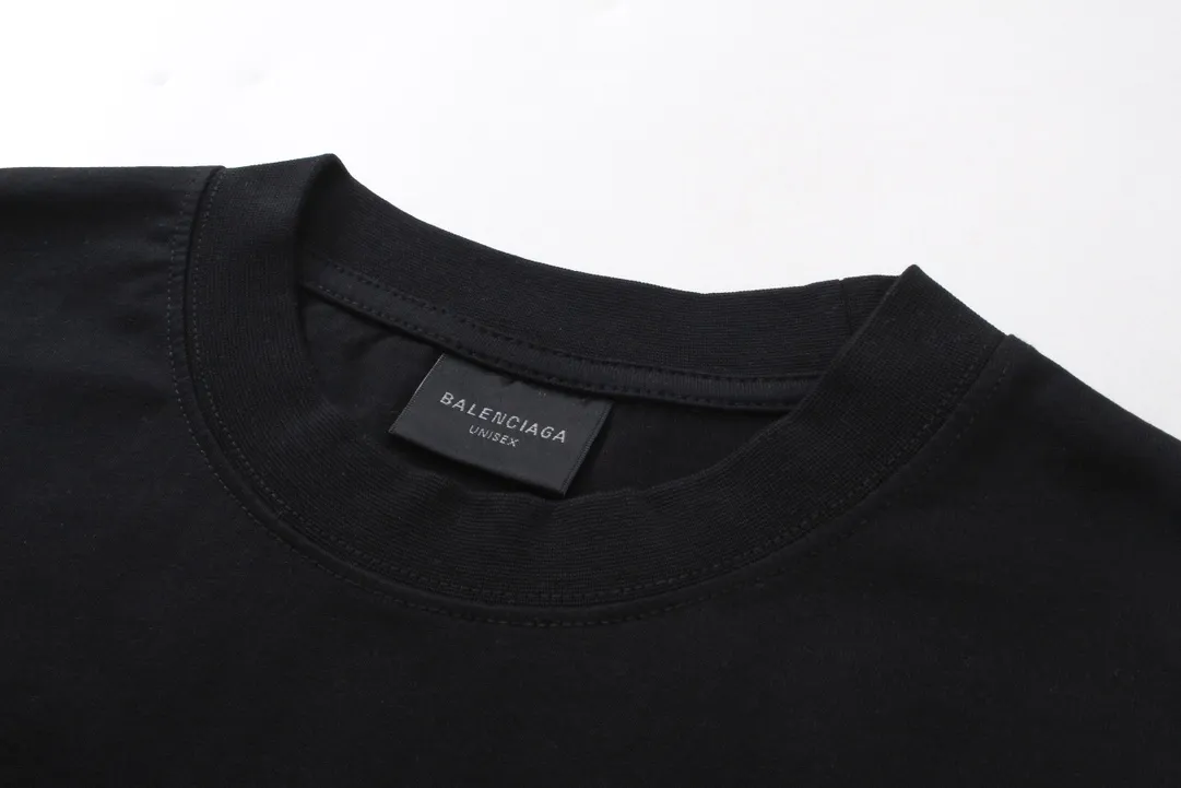 🅿️180 real photos [Top version. Official website quality] BALENCI*GA/Paris.SS24 latest model, front I Love Paris& Balenciaxx art printed short-sleeved T-shirt. Brick cabinet synchronization. Genuine product developed in the first time, happy to print and compare! The fabric is made of Paris ZP custom-woven and dyed cotton double yarn. Weighing 260 grams, the cloth surface is clean. The cloth pattern is clear, soft and comfortable. The threads are dyed with no color difference. The printing uses environmentally friendly imported materials. The letters are clear and the effect is three-dimensional. The version adopts OS loose shoulder design. Same style for men and women. Code: BL223395 Color: off-white, black, floral gray Size: XS S M L