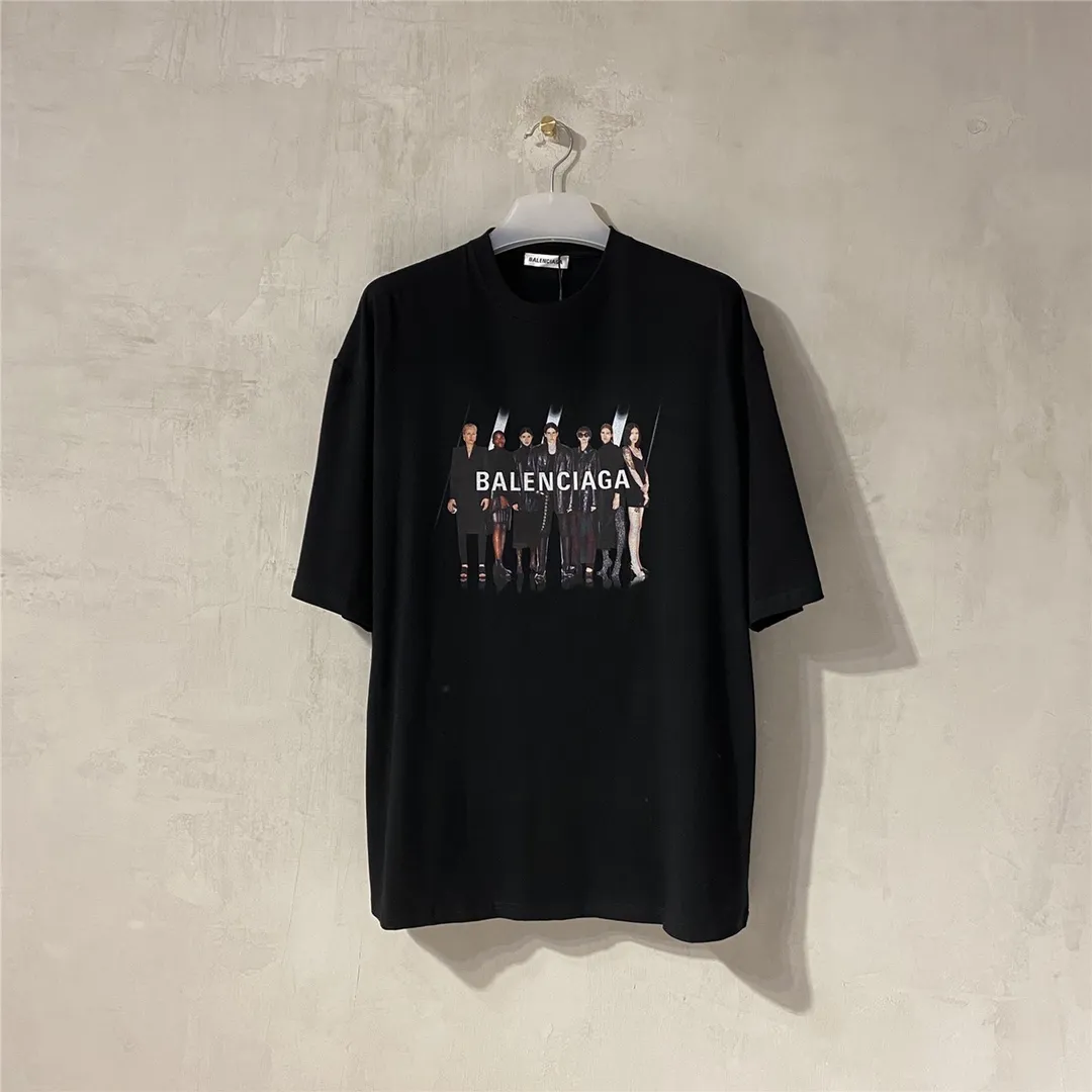 [Top version] BALENCIAGA Paris brick cabinet best-selling model Tiantuan band portrait round neck short sleeve # Original real shot tile detail picture‼ ️ Exclusively custom-woven 280g 32S double-yarn pure cotton. The fabric is comfortable and soft. The large-area portrait pattern on the front adopts imported top-notch anti-Kangli digital direct-injection printing technology (printing can achieve face recognition). Thread closing. Precision knitting. Double-layer fabric. Good closing effect. The hem is sewn with double threads. OS loose version. Same style for men and women. Size: XS-L. Color: black. P:250.