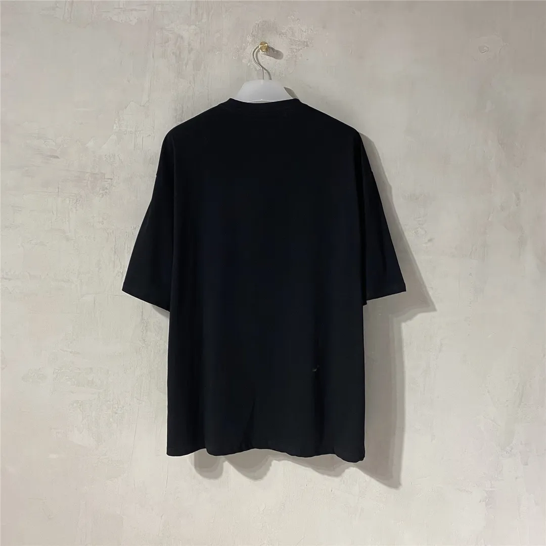 [Top version] BALENCIAGA Paris brick cabinet best-selling model Tiantuan band portrait round neck short sleeve # Original real shot tile detail picture‼ ️ Exclusively custom-woven 280g 32S double-yarn pure cotton. The fabric is comfortable and soft. The large-area portrait pattern on the front adopts imported top-notch anti-Kangli digital direct-injection printing technology (printing can achieve face recognition). Thread closing. Precision knitting. Double-layer fabric. Good closing effect. The hem is sewn with double threads. OS loose version. Same style for men and women. Size: XS-L. Color: black. P:250.