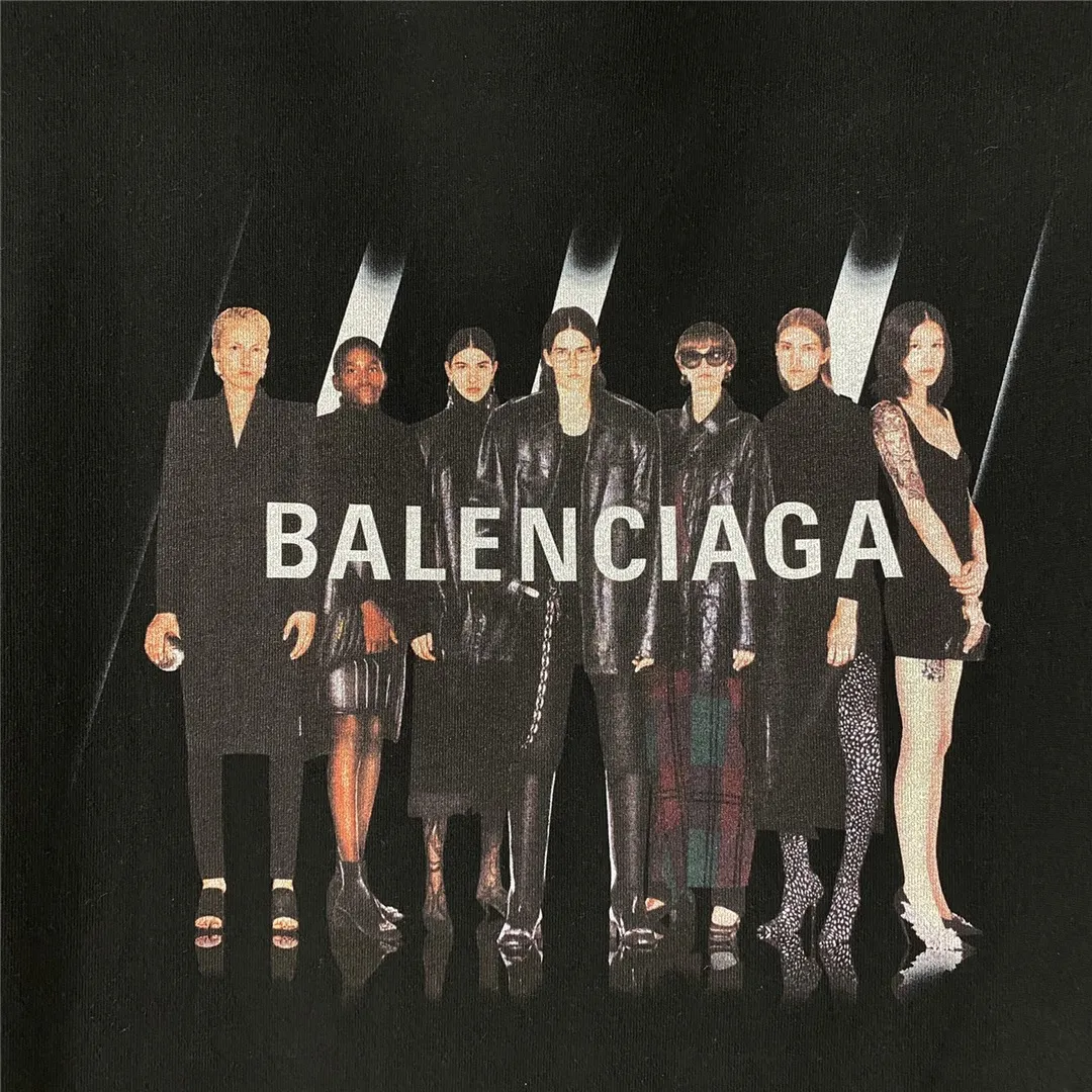 [Top version] BALENCIAGA Paris brick cabinet best-selling model Tiantuan band portrait round neck short sleeve # Original real shot tile detail picture‼ ️ Exclusively custom-woven 280g 32S double-yarn pure cotton. The fabric is comfortable and soft. The large-area portrait pattern on the front adopts imported top-notch anti-Kangli digital direct-injection printing technology (printing can achieve face recognition). Thread closing. Precision knitting. Double-layer fabric. Good closing effect. The hem is sewn with double threads. OS loose version. Same style for men and women. Size: XS-L. Color: black. P:250.