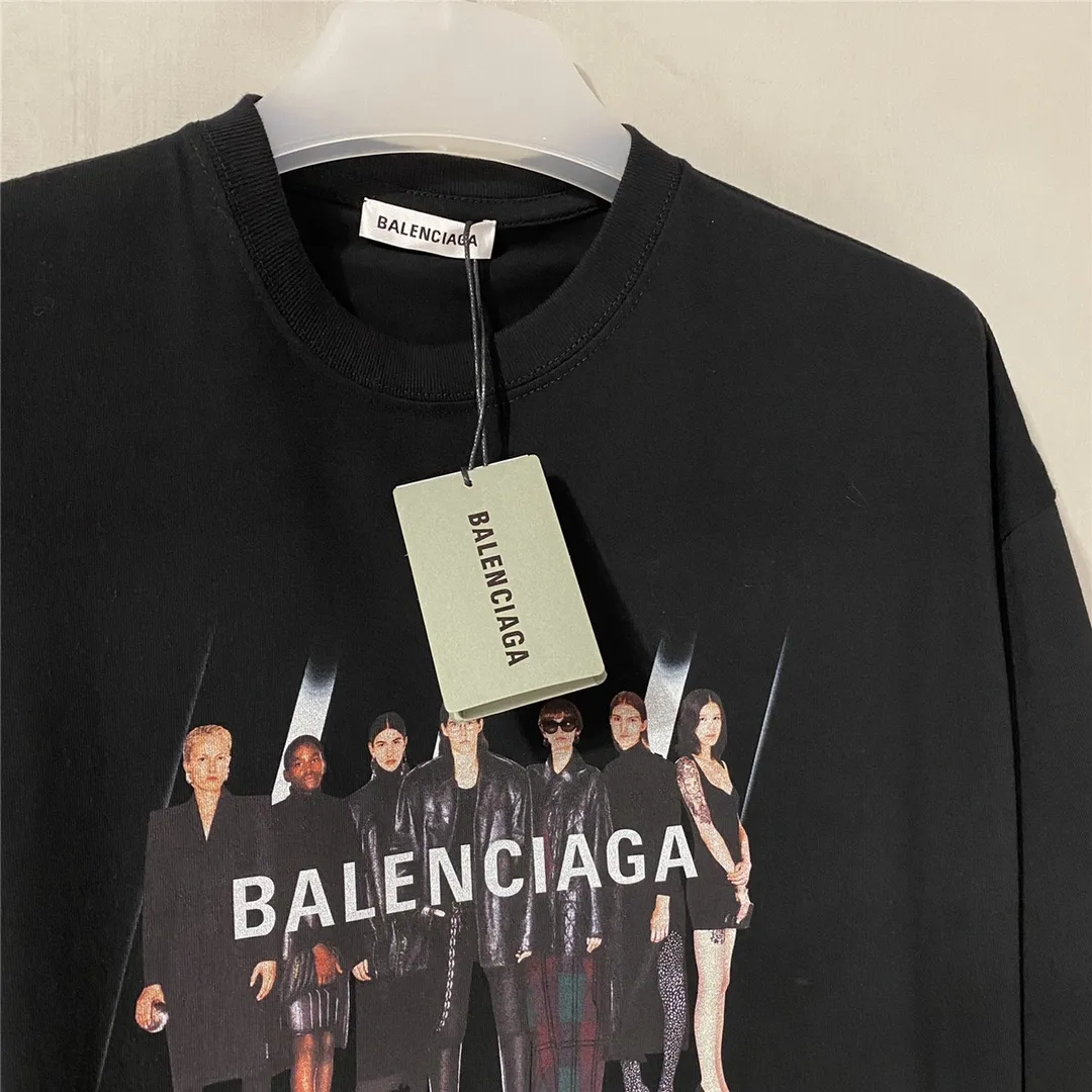 [Top version] BALENCIAGA Paris brick cabinet best-selling model Tiantuan band portrait round neck short sleeve # Original real shot tile detail picture‼ ️ Exclusively custom-woven 280g 32S double-yarn pure cotton. The fabric is comfortable and soft. The large-area portrait pattern on the front adopts imported top-notch anti-Kangli digital direct-injection printing technology (printing can achieve face recognition). Thread closing. Precision knitting. Double-layer fabric. Good closing effect. The hem is sewn with double threads. OS loose version. Same style for men and women. Size: XS-L. Color: black. P:250.