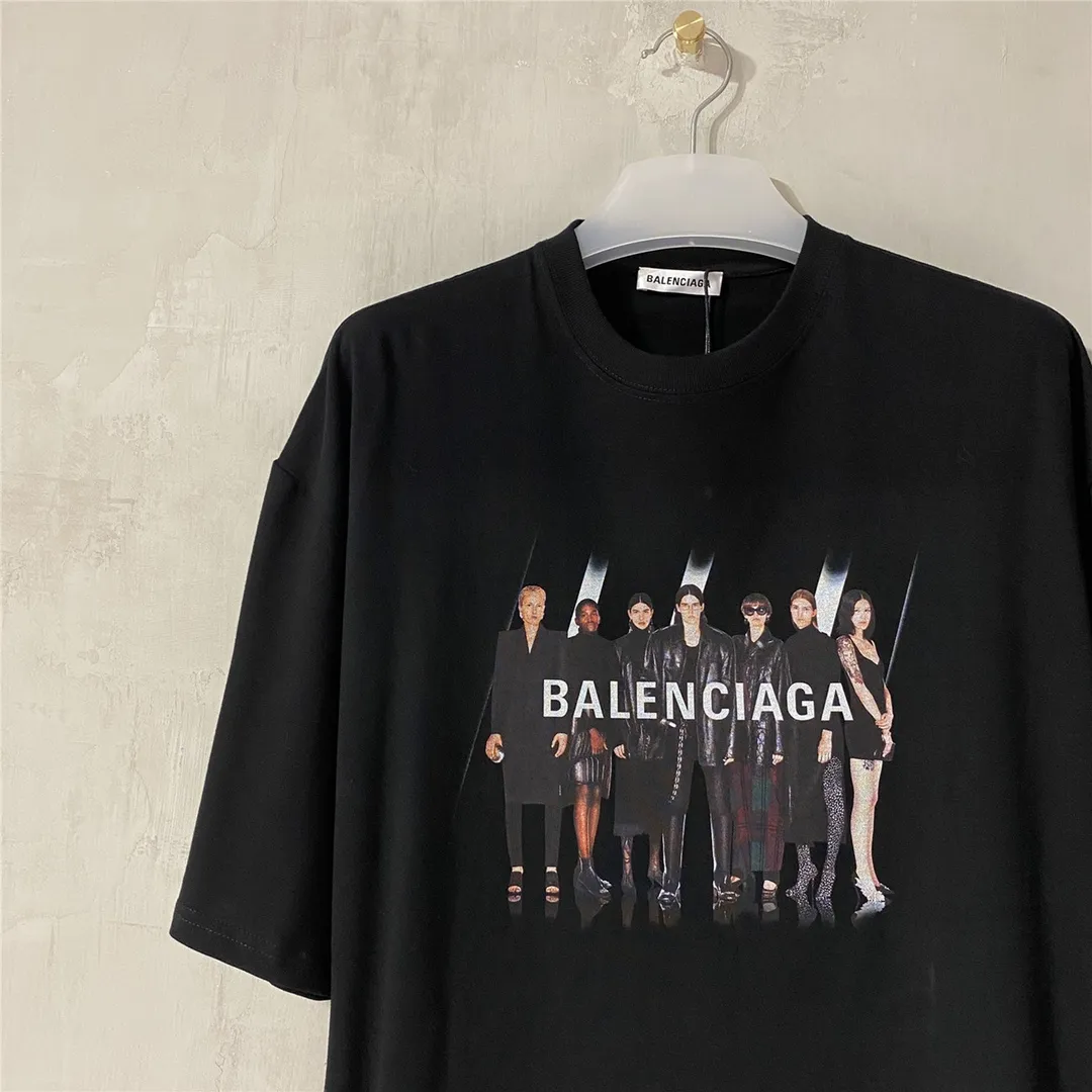 [Top version] BALENCIAGA Paris brick cabinet best-selling model Tiantuan band portrait round neck short sleeve # Original real shot tile detail picture‼ ️ Exclusively custom-woven 280g 32S double-yarn pure cotton. The fabric is comfortable and soft. The large-area portrait pattern on the front adopts imported top-notch anti-Kangli digital direct-injection printing technology (printing can achieve face recognition). Thread closing. Precision knitting. Double-layer fabric. Good closing effect. The hem is sewn with double threads. OS loose version. Same style for men and women. Size: XS-L. Color: black. P:250.