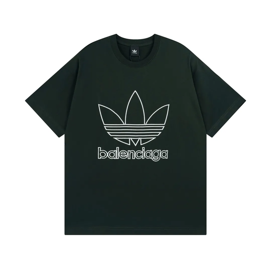🅿️174 Detailed picture [Top version. Official website quality] BALENCI*GA/Paris joint Adidas front embroidered LOGO short-sleeved T-shirt# The fabric is made of Paris ZP custom-woven and dyed cotton double yarn. Weighing 260 grams, the cloth surface is clean. The cloth pattern is clear, soft and comfortable. The color fastness is good. It is not easy to change color. The threads are dyed with no color difference. The LOGO pattern letters are embroidered using imported embroidery machines, and the letters are three-dimensional and full. It is produced in Jubie market based on pictures, and comparisons are welcome. Restored brick cabinets. The version adopts OS loose shoulder design. Same style for men and women. Code: BL223059 Color: dark green. Black Size: XS to L