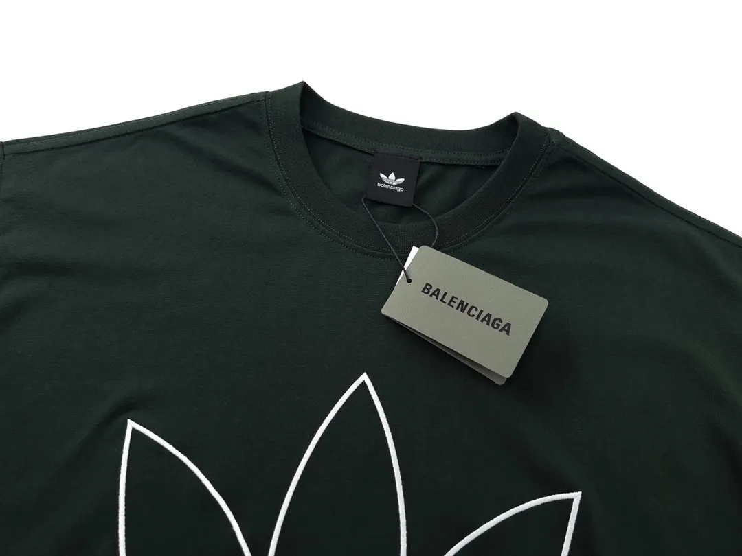 🅿️174 Detailed picture [Top version. Official website quality] BALENCI*GA/Paris joint Adidas front embroidered LOGO short-sleeved T-shirt# The fabric is made of Paris ZP custom-woven and dyed cotton double yarn. Weighing 260 grams, the cloth surface is clean. The cloth pattern is clear, soft and comfortable. The color fastness is good. It is not easy to change color. The threads are dyed with no color difference. The LOGO pattern letters are embroidered using imported embroidery machines, and the letters are three-dimensional and full. It is produced in Jubie market based on pictures, and comparisons are welcome. Restored brick cabinets. The version adopts OS loose shoulder design. Same style for men and women. Code: BL223059 Color: dark green. Black Size: XS to L
