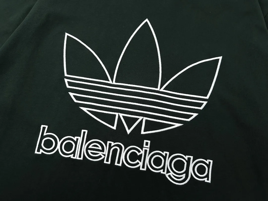🅿️174 Detailed picture [Top version. Official website quality] BALENCI*GA/Paris joint Adidas front embroidered LOGO short-sleeved T-shirt# The fabric is made of Paris ZP custom-woven and dyed cotton double yarn. Weighing 260 grams, the cloth surface is clean. The cloth pattern is clear, soft and comfortable. The color fastness is good. It is not easy to change color. The threads are dyed with no color difference. The LOGO pattern letters are embroidered using imported embroidery machines, and the letters are three-dimensional and full. It is produced in Jubie market based on pictures, and comparisons are welcome. Restored brick cabinets. The version adopts OS loose shoulder design. Same style for men and women. Code: BL223059 Color: dark green. Black Size: XS to L
