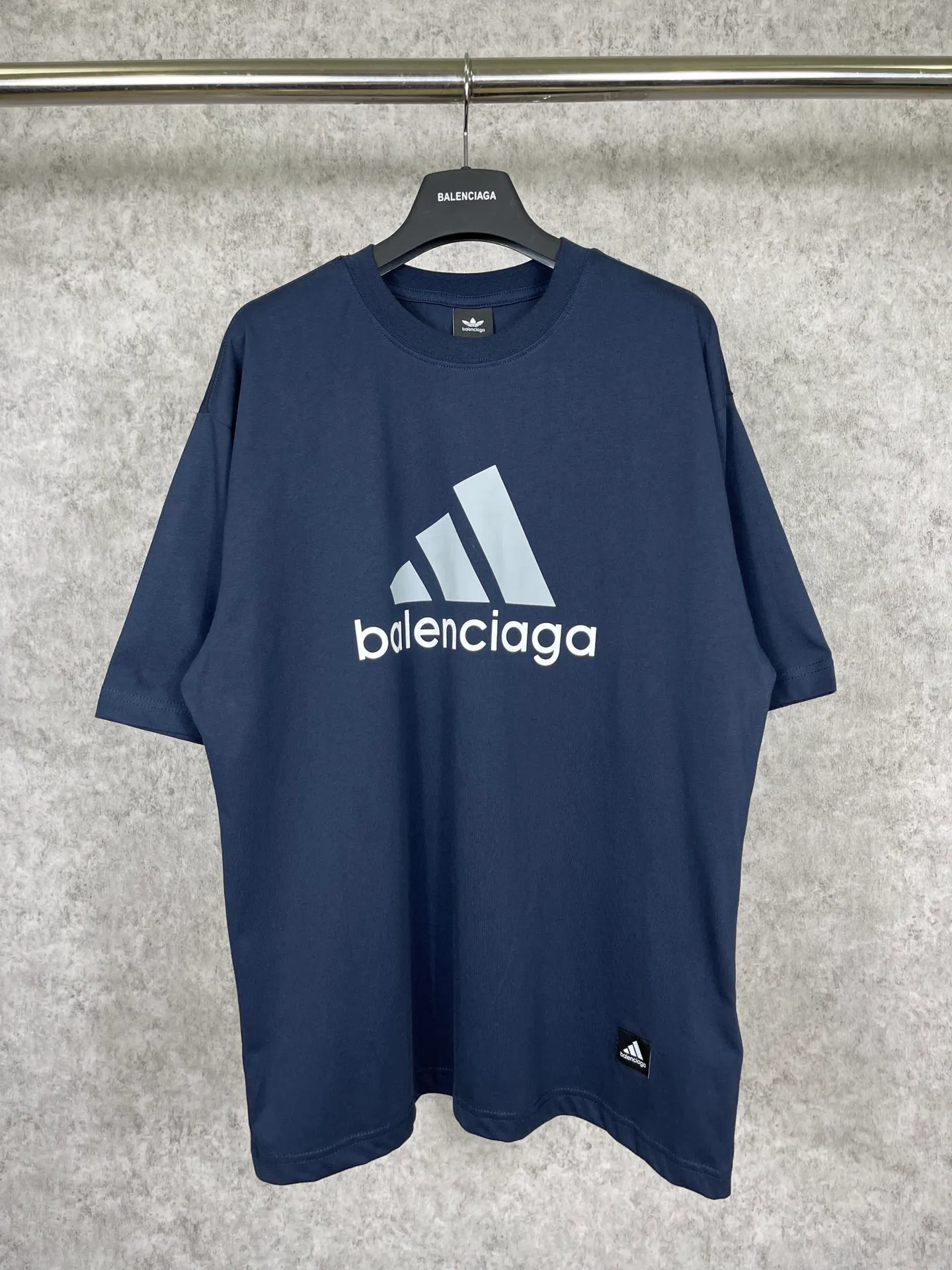 🅿️174 Actual pictures [Top version. Official website quality] BALENCI*GA/Paris co-branded Adidas front classic LOGO combination printed short-sleeved T-shirt# The fabric is made of Paris ZP custom-woven and dyed cotton double yarn. Weighing 260 grams, the cloth surface is clean. The cloth pattern is clear, soft and comfortable. The color fastness is good. It is not easy to change color. The threads are dyed with no color difference. The classic letter LOGO printing uses imported glue. The effect is three-dimensional and has no burrs. It is produced according to the pictures in the Jubie market. Welcome to compare. Restored brick cabinets. The version adopts OS loose shoulder design. Same style for men and women. Code: BL223076 Color: black, white, red, turquoise, sapphire blue Size: XS to L