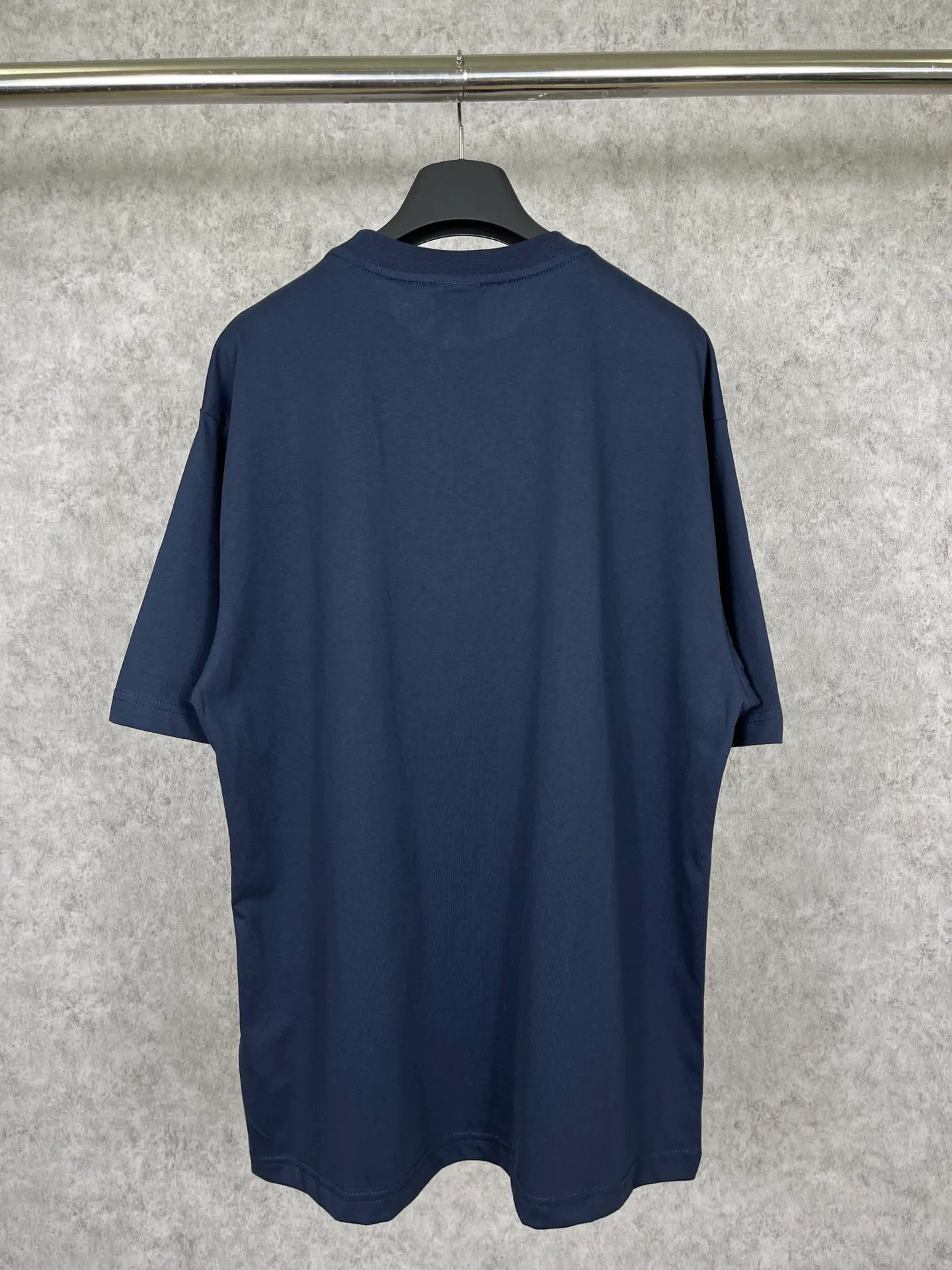 🅿️174 Actual pictures [Top version. Official website quality] BALENCI*GA/Paris co-branded Adidas front classic LOGO combination printed short-sleeved T-shirt# The fabric is made of Paris ZP custom-woven and dyed cotton double yarn. Weighing 260 grams, the cloth surface is clean. The cloth pattern is clear, soft and comfortable. The color fastness is good. It is not easy to change color. The threads are dyed with no color difference. The classic letter LOGO printing uses imported glue. The effect is three-dimensional and has no burrs. It is produced according to the pictures in the Jubie market. Welcome to compare. Restored brick cabinets. The version adopts OS loose shoulder design. Same style for men and women. Code: BL223076 Color: black, white, red, turquoise, sapphire blue Size: XS to L