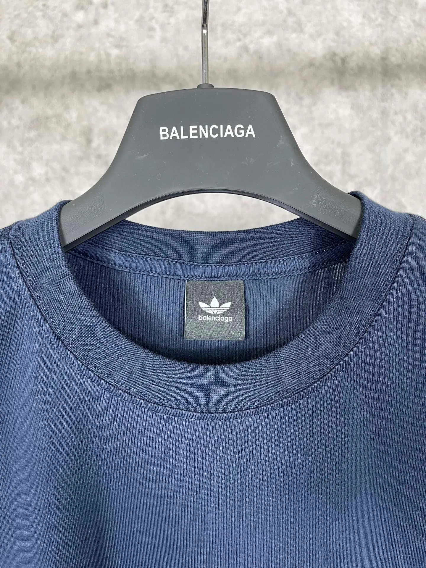 🅿️174 Actual pictures [Top version. Official website quality] BALENCI*GA/Paris co-branded Adidas front classic LOGO combination printed short-sleeved T-shirt# The fabric is made of Paris ZP custom-woven and dyed cotton double yarn. Weighing 260 grams, the cloth surface is clean. The cloth pattern is clear, soft and comfortable. The color fastness is good. It is not easy to change color. The threads are dyed with no color difference. The classic letter LOGO printing uses imported glue. The effect is three-dimensional and has no burrs. It is produced according to the pictures in the Jubie market. Welcome to compare. Restored brick cabinets. The version adopts OS loose shoulder design. Same style for men and women. Code: BL223076 Color: black, white, red, turquoise, sapphire blue Size: XS to L