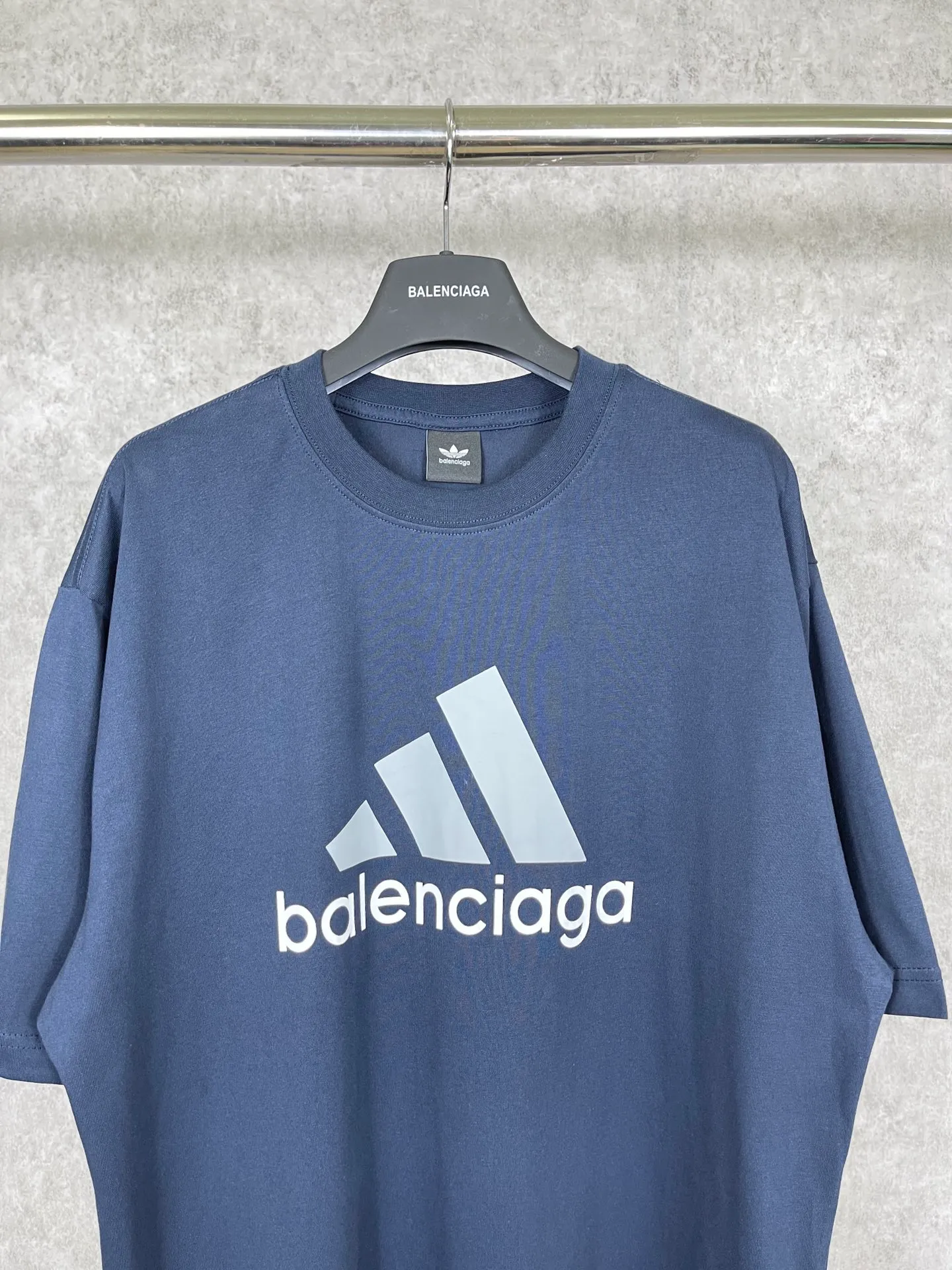 🅿️174 Actual pictures [Top version. Official website quality] BALENCI*GA/Paris co-branded Adidas front classic LOGO combination printed short-sleeved T-shirt# The fabric is made of Paris ZP custom-woven and dyed cotton double yarn. Weighing 260 grams, the cloth surface is clean. The cloth pattern is clear, soft and comfortable. The color fastness is good. It is not easy to change color. The threads are dyed with no color difference. The classic letter LOGO printing uses imported glue. The effect is three-dimensional and has no burrs. It is produced according to the pictures in the Jubie market. Welcome to compare. Restored brick cabinets. The version adopts OS loose shoulder design. Same style for men and women. Code: BL223076 Color: black, white, red, turquoise, sapphire blue Size: XS to L