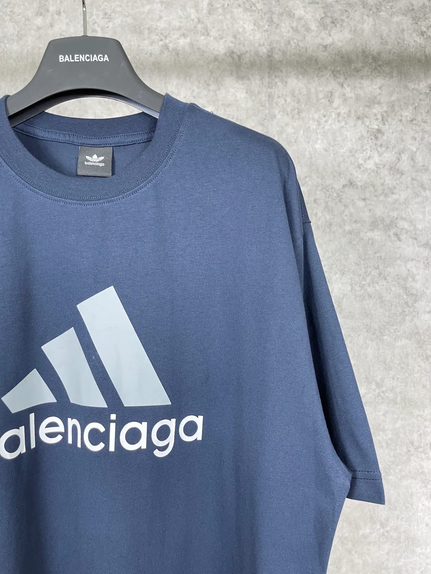 🅿️174 Actual pictures [Top version. Official website quality] BALENCI*GA/Paris co-branded Adidas front classic LOGO combination printed short-sleeved T-shirt# The fabric is made of Paris ZP custom-woven and dyed cotton double yarn. Weighing 260 grams, the cloth surface is clean. The cloth pattern is clear, soft and comfortable. The color fastness is good. It is not easy to change color. The threads are dyed with no color difference. The classic letter LOGO printing uses imported glue. The effect is three-dimensional and has no burrs. It is produced according to the pictures in the Jubie market. Welcome to compare. Restored brick cabinets. The version adopts OS loose shoulder design. Same style for men and women. Code: BL223076 Color: black, white, red, turquoise, sapphire blue Size: XS to L
